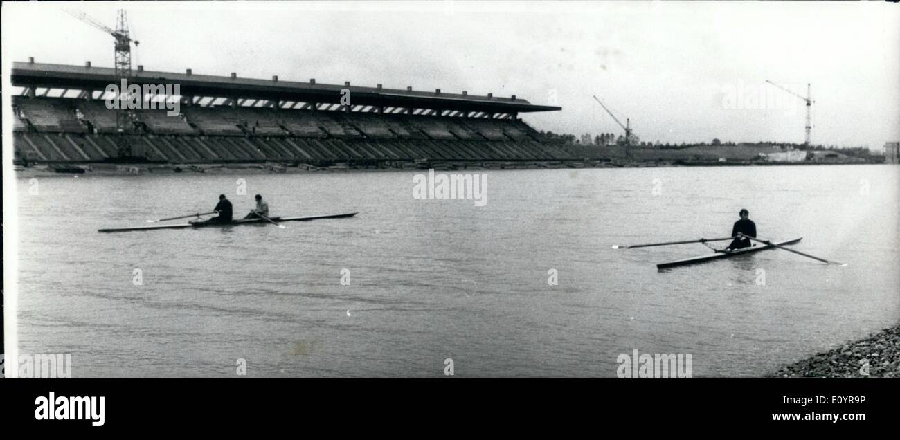 4. April 1971 - Fortschritt des Aufbaus von der Regattastrecke in München: Es wird hart gearbeitet, für die Olympischen Spiele 1972 in München (Deutschland): in der Nähe von München die Regattastrecke wird gebaut, wo die Wettkämpfe im Rudern und Kanufahren stattfinden wird. Der Kurs bereits verwendet werden (ca. 1,2 Meilen lang, 152 yds breit und 3,5 yds tief) wie das Foto zeigt (Hans Siegert/Klaus Buchmann und Reinhard Walter '' ausgebildeten '' nur für den Fotografen) und auch der Bau der Stände (es gibt 25,000 Plätze entlang der Strecke) schreitet voran Stockfoto