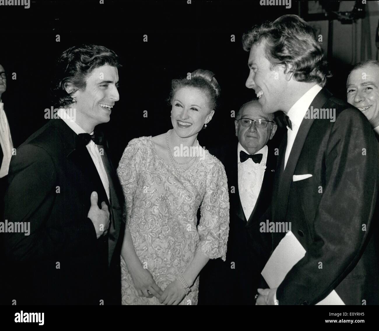 4. April 1971 - London, schlagen Lord Snowdon, Recht und New York City Ballettstar Edward Villella eine glückliche Anmerkung während ihrer kurzen Treffen backstage bei der Londoner Coliseum letzte Nacht. Prinzessin Margaret und ihr Mann gingen backstage nach der Gala-Aufführung zugunsten der London Festival Ballet Unterstützungskasse statt. Die Royal-Witz in das Bild zu teilen, ist New York Ballettstar Violette Verdy. Stockfoto