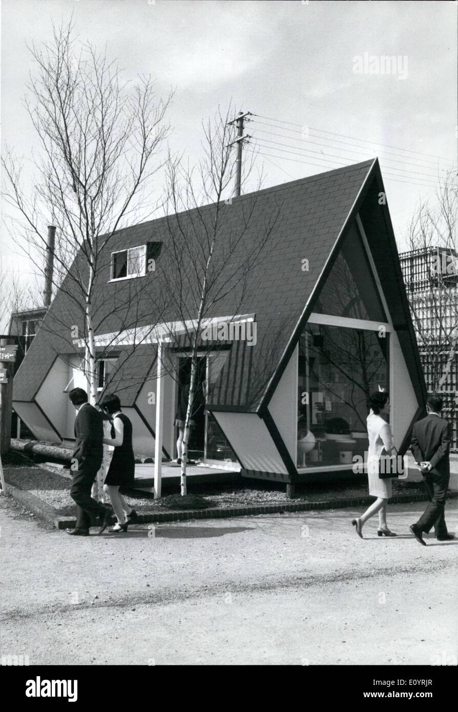 4. April 1971 - Low Priced Chalets zu sehen. Kleine attraktive Chalet, geeignet für Sommerhaus sind zu sehen auf der 9. internationalen Fachmesse in Tokio. Des Chalets haben 18,12 Quadratmeter im Erdgeschoss und 11.52 qm im Obergeschoss. Sie verkaufen für etwa 1.200 Pfund Sterling, aber wenn eingerichtet, und mit elektrischen Bad, WC und Küche-Apparat, der Preis beträgt etwa 400. Stockfoto