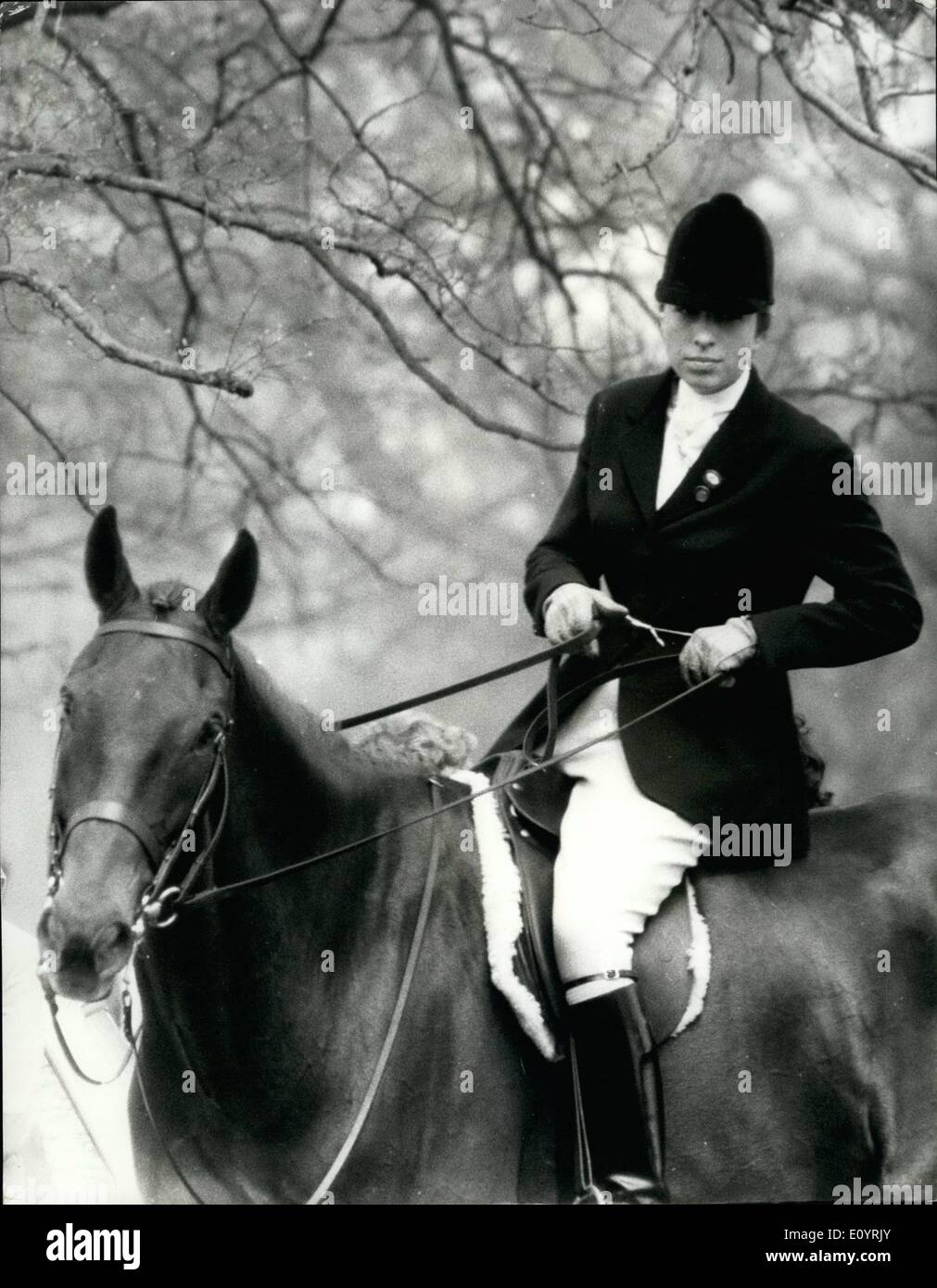 4. April 1971 - Badminton Horse Trials Prinzessin Anne Blei Dressur: Prinzessin Anne und Wams, das Pferd die Königin ihr Anfang dieses Jahres gab führen nach dem ersten Tag der Dressur im Rahmen der Badminton dreitägigen Veranstaltung auf dem Duke of Beaufort in Gloucestershire. Das Foto zeigt Prinzessin Anne nach der Teilnahme in der Dressur gestern. Stockfoto