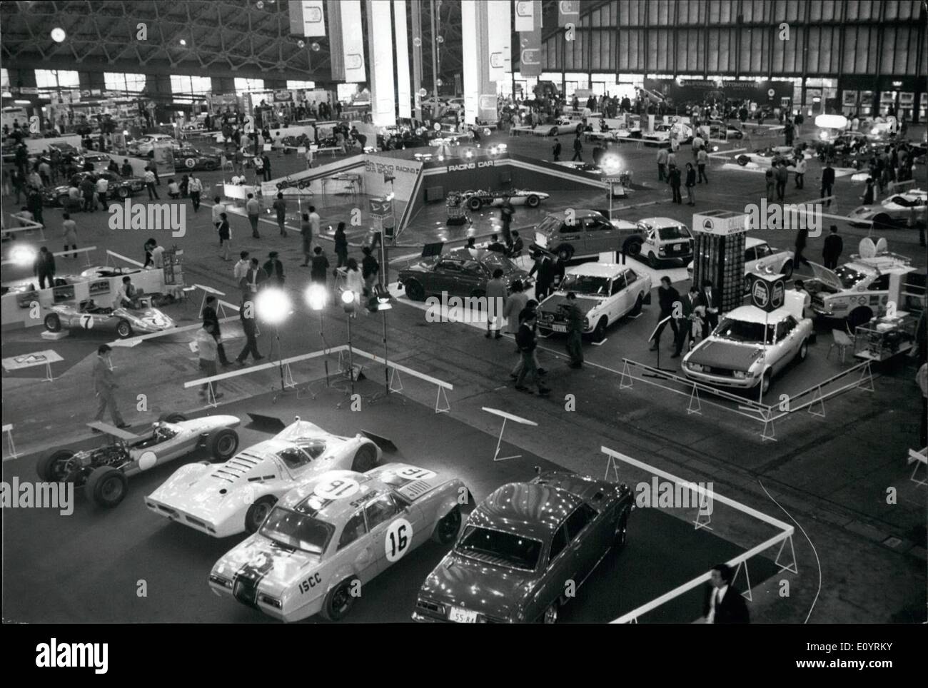4. April 1971 - Tokyo Racing Car Show: Japanisches Auto, die Entscheidungsträger Rennteams ihre Renn-Auto-Modelle gegen einige aus dem Ausland zeigen, jetzt, dass der Sport seit dem Fuji Speedway, große Menschenmengen anzieht in der Nähe der Heiligen Vulkans Mount Fujiyama ist in der Lage, die Förderung von klassischen Veranstaltungen an dem bekannten ausländischen Rennfahrer gegen Japaner beteiligen wollen. : Foto eine allgemeine Übersicht über die 4. Tokio Racing Car Show Veranstaltungen auf dem Messegelände von Harumi. Stockfoto