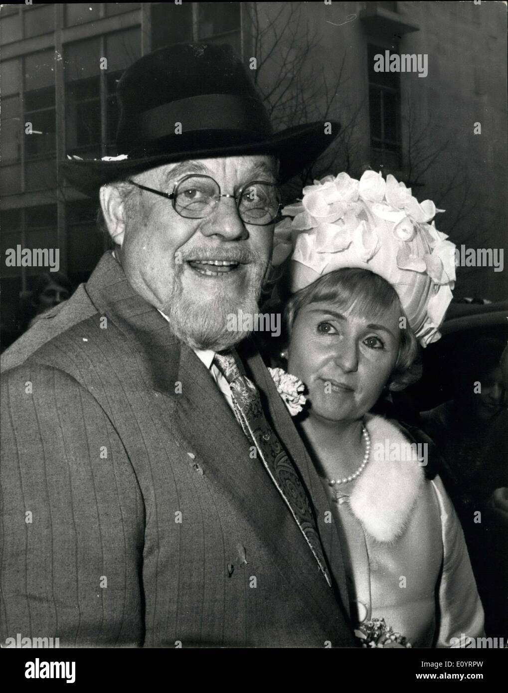 16. April 1971 - vermählten Burl Ives; Burl Ives, der 61 Jahre alte amerikanische Folk-Sängerin und Schauspieler, war mit Caxton Hall heute 44-jährige amerikanischen Innenarchitekten, Dorothy Koster beide verheiratet gewesen vor. Mr. Ives stammt aus Illinois und lebt in Albany, Piccadilly. Frau Kester stammt aus Kalifornien. Foto zeigt die Braut und der Bräutigam nach der heutigen Zeremonie. Stockfoto