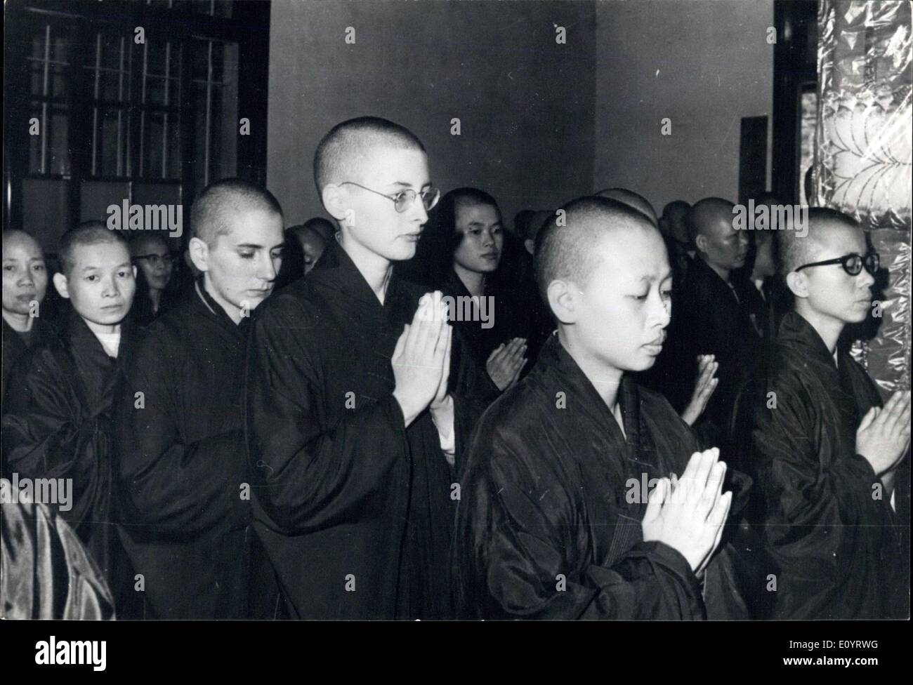 27. April 1971 - US-Frauen werden buddhistische Nonnen: zwei junge Amerikanerinnen werden buddhistische Nonnen nachdem er ihre Köpfe für die Einweihung in einem buddhistischen Tempel in Taipei, Taiwan, rasiert, wie sie mit einer Gruppe von chinesischen Nonnen, die sich in feierlichen Gelübden beten, die Lehre des Buddha zu folgen. Die Noviates sind zweite und dritte von rechts an vorderster Front. Stockfoto
