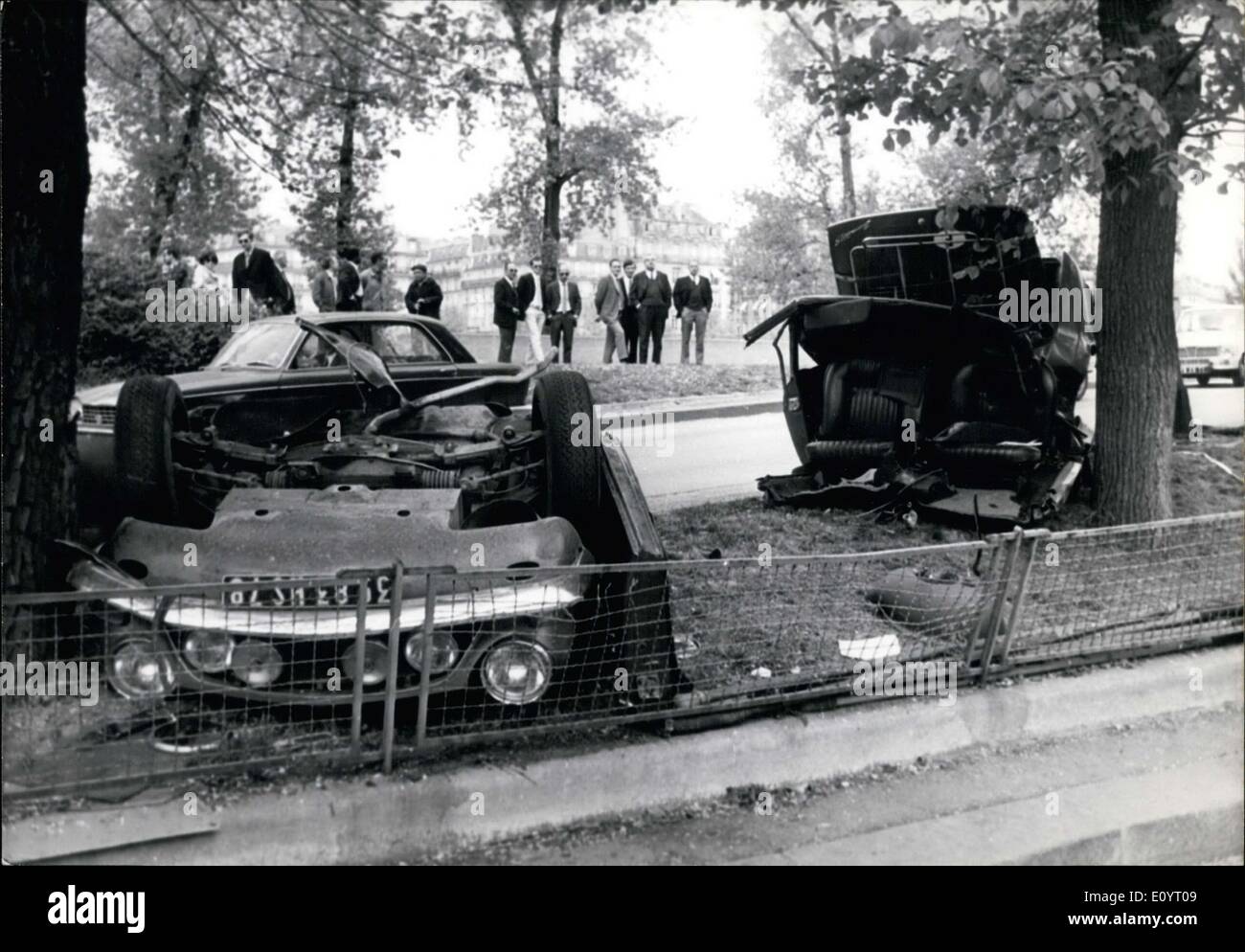 5. Mai 1971 - Schneide Auto in zwei Teile bei einem Unfall Stockfoto