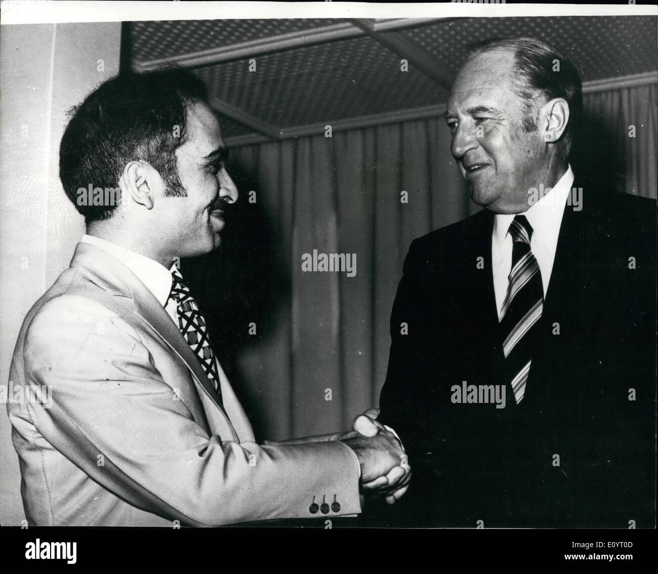 5. Mai 1971 - Mr. Rogers in Jordanien: Foto zeigt König Hussein von Jordanien, gesehen treffen Mr. William Rogers, Vereinigte Staaten Staatssekretär in Amman, Jordanien, während Letzteres ist Nahost-Tour. Stockfoto