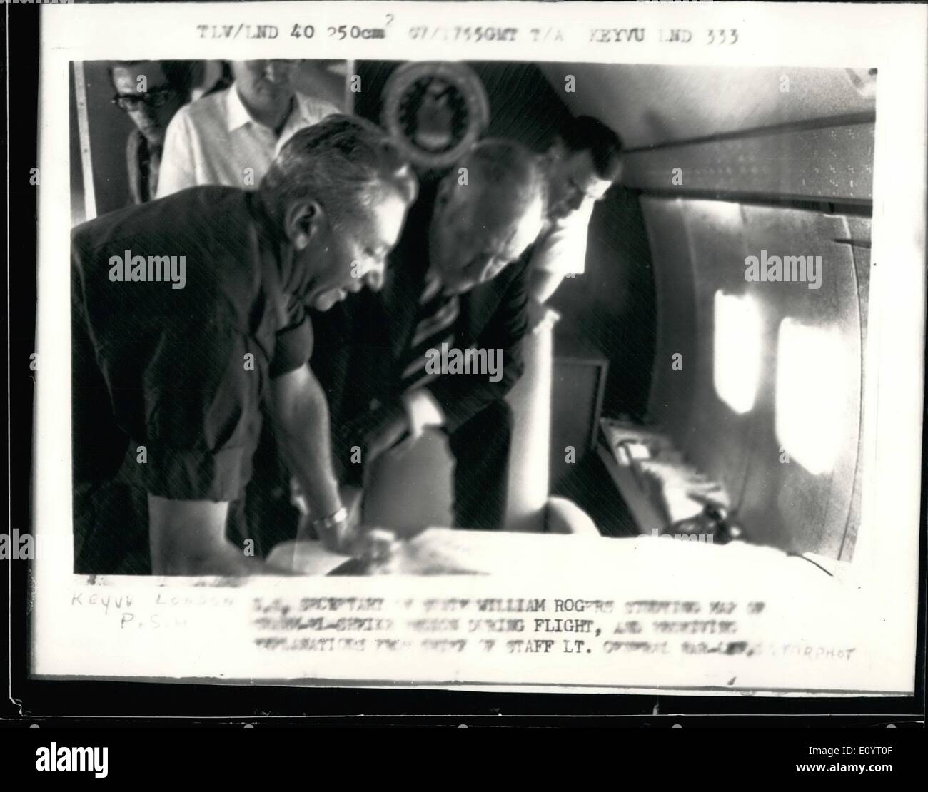 5. Mai 1971 - William Rogers macht Flug in Israel: bei seinem Besuch in Israel, Mr. William Rogers, die amerikanische Außenministerin und seiner Partei, gestern flog in ihre Boeing 707, Sharm-el-Sheikh, der südlichen Bastion des Sinai, die Israel beharrt auf halten - aber nicht dort landen, Mr. Rogers wurde vom General Bar links, der Israel-Stabschef an den strategischen Punkten unterrichtet und warum Israel glaubt es gebraucht '' territorialen Kontiguität zwischen Elath und Sharm-el-Sheikh. Foto zeigt Herr Stockfoto