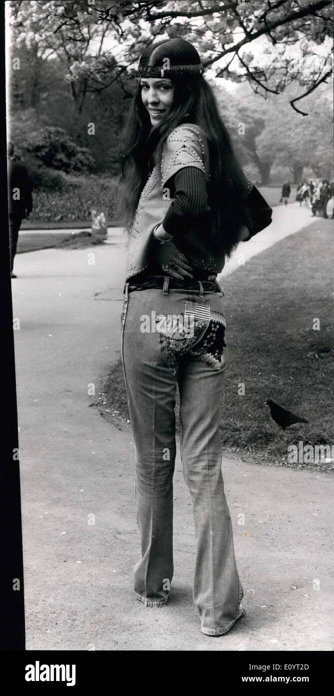 5. Mai 1971 - 5. Mai 1971 Rita Coolidge in London. Berühmte amerikanische Sängerin kam Rita Coolidge in London zu Beginn ihrer Tour rund um England. Rita ist eine halbe Cherokee Indianer. Sie erscheint mit den Byrds, wurde eine spezielle einzelne in Verbindung mit ihrer Tour namens Ain't, dass eigenartige veröffentlicht. Foto zeigt: Rita Coolidge gesehen im Hyde Park heute mit ihr Jeans geflickt. Stockfoto