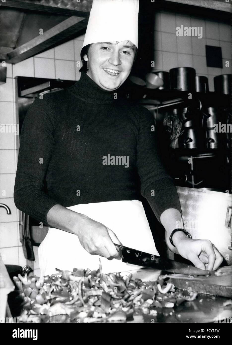 5. Mai 1971 - Bobby Solo als '' Kochen '' bei Pressekonferenz in München.: jeder weiß, dass er singen kann -, dass er weiß, wie man kocht. Bobby Solo wollte vor kurzem auf einer Pressekonferenz in München (Deutschland) - '' getarnt '' beweisen, als Koch, geliefert mit einem langen Messer und viel Paprika vor ihm. Aber kein Journalist hat die scharfe '' Solo-Gericht '' versucht - man wagte nicht, '' zu heiß '' Essen Stockfoto