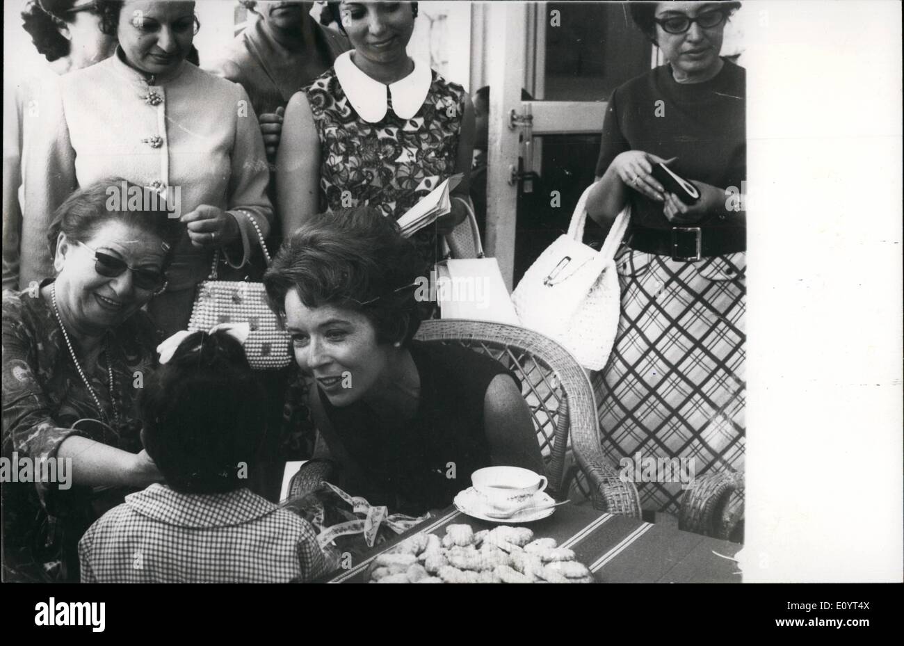 5. Mai 1971 - sitzen an einem Tee-Tisch in der Front Row von (L) (R) Frau Mehrez, Vizepräsident des Vereins und Frau Joseph Sisco. In der zweiten Zeile stehen Frauen Mitglieder der Presse. Ehefrau von US-Außenministerin der Staat WM Rogers besuchen die Gesundung Ation in Kairo. St Pflege HSO Kinder Eltern sind vietnamesische TB. Stockfoto