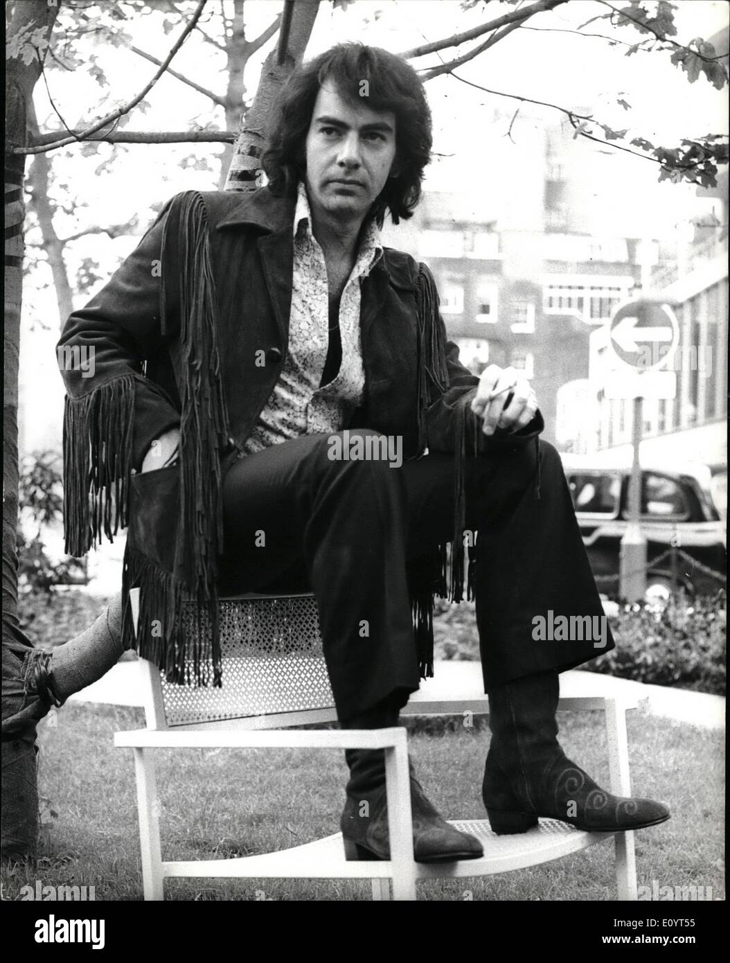 5. Mai 1971 - Americas Top Sängerin kommt in London zu seinem ersten Konzert-Auftritt in Großbritannien: Neil Diamond - stimmten Amerikas besten männlichen Sänger letzten Monat von U. S. National Association von Record Merchandiser, angekommen in London seinen ersten Auftritt zu machen. Er erscheint in der Royal Festival Hall in zwei Konzerten am Samstag, den 29. Mai. Ihn begleiten werden seine fünf - Stück Hausband. Er spielt auch eine Reihe von Konzerten in Deutschland, Holland, Frankreich und Italy.Diamond ist derzeit in den Top 20 mit '' ich bin... Ich sagte ''. Foto zeigt, dass Neil Diamond in London heute abgebildet. Stockfoto