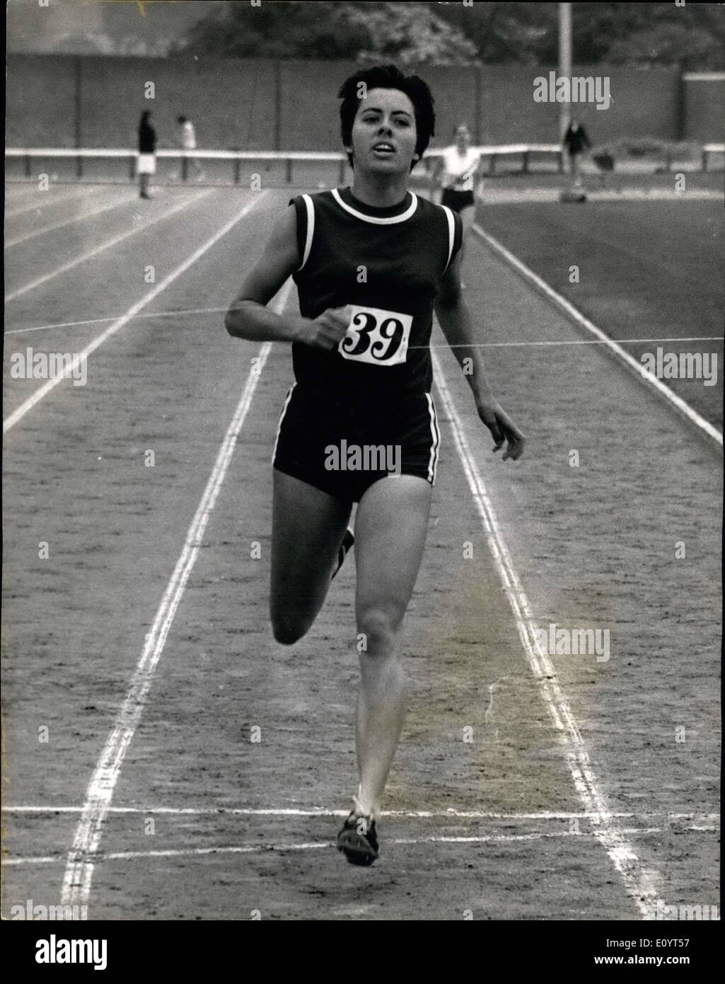 5. Mai 1971 - Middlesex County Frauen Leichtathletik-Meeting am Copthall Stadium Hendon: Foto zeigt Margaret Beacham gesehen zu gewinnen Stockfoto