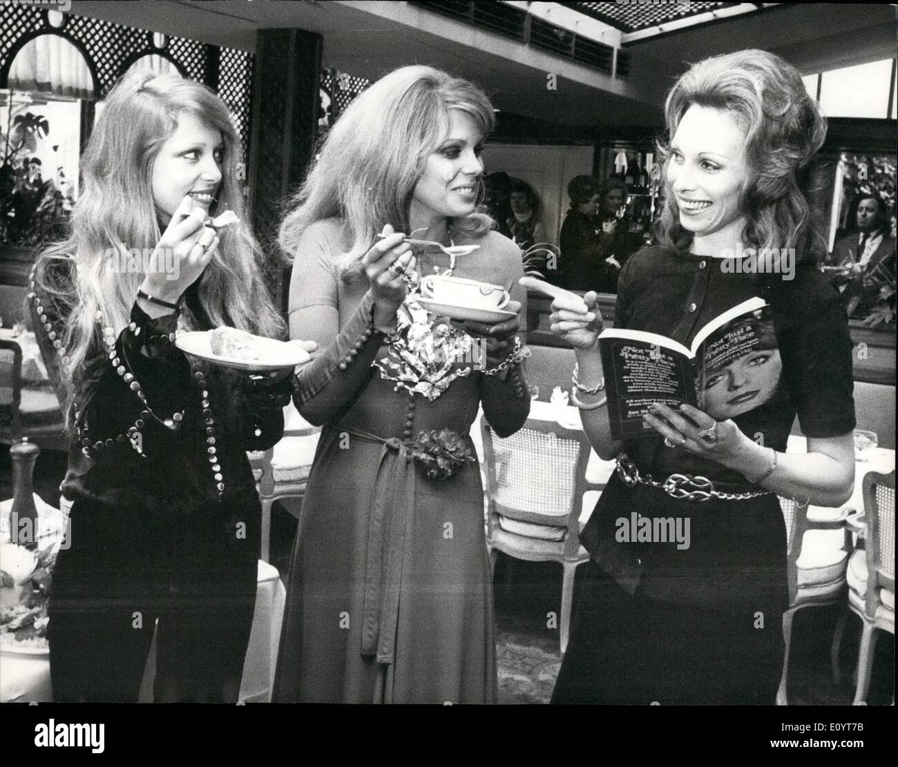 5. Mai 1971 - neues Kochbuch '' nicht nur ein hübsches Gesicht '' bei einem Empfang im Les Ambassadeurs Club ins Leben gerufen: ein Empfang war heute Morgen bei Les Ambassadeurs Club, Hamilton Platz statt. WI für die Einführung eines neuen Kochbuchs von Gaynor Millington, genannt '' nicht nur ein hübsches Gesicht ''. welche Listen eine Auswahl an Gerichten von 50 führenden Modelle, Gaynor Millington, ein ehemaliges Model hierselbst gewählt ist ihr Autor Tantiemen aus dem Buch The speichern die Kinder Fonds spenden. Das Buch ist zum Preis von 50 Cent von Corgi Books veröffentlicht. Foto zeigt gesehen versuchen, einige der Rezepte, L-R Stockfoto