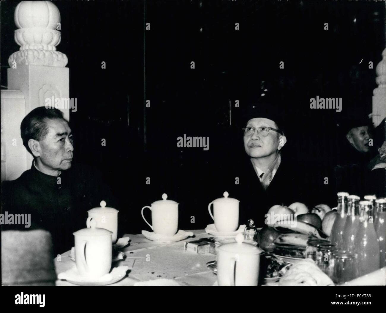 5. Mai 1971 - roten chinesischen Außenminister Chou En-Lai mit Laos Premier Phoumi Vongvichit bei Massenpartei zu Ehren der Arbeiter, in Peking. Stockfoto