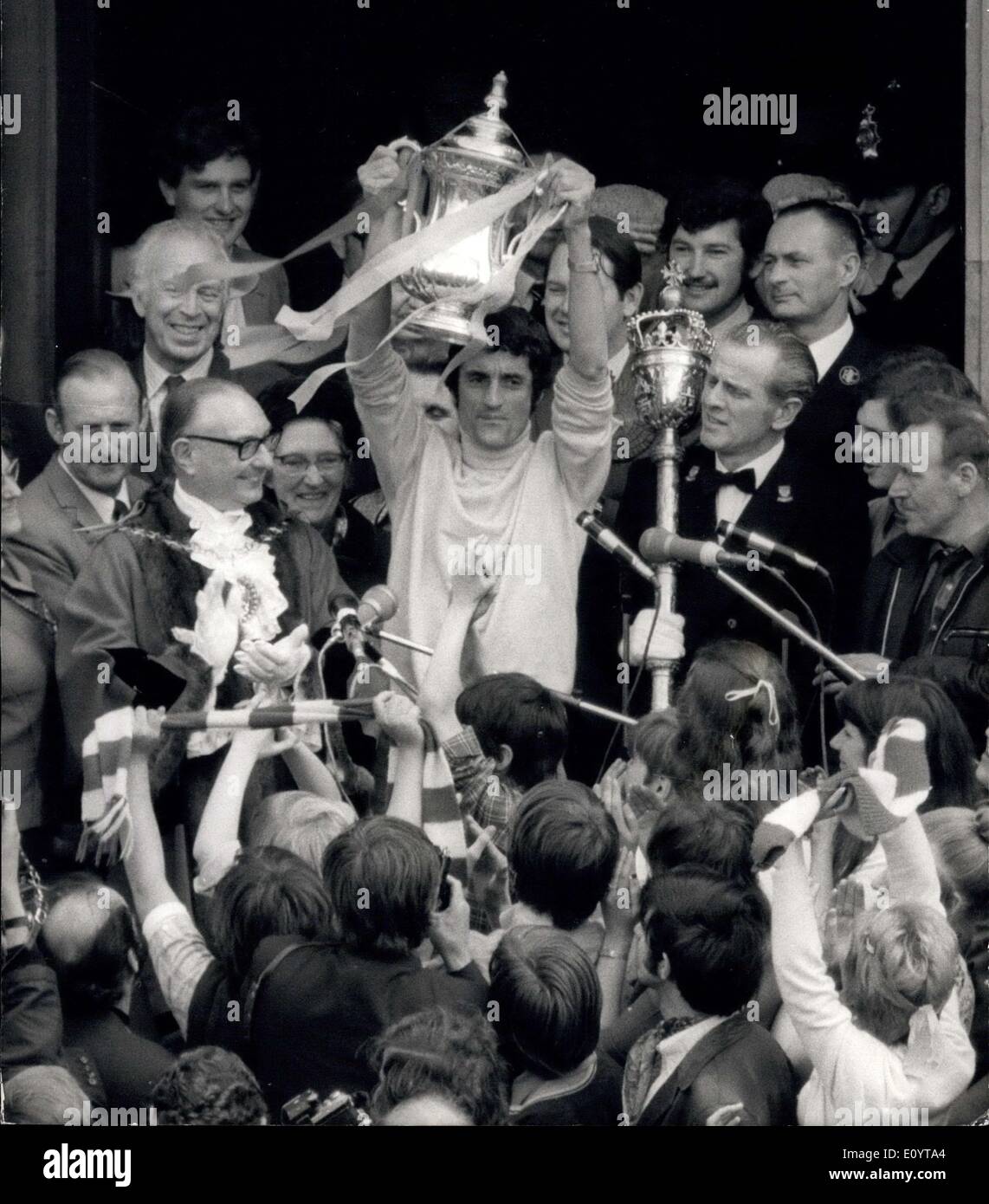 10. Mai 1971 - Arsenal angesichts großen Empfang nach ihrer FA-Cup-Finale gewinnen.: eine Menge von etwa 200.000 Menschen Checred Arsenal, die FA-Cup-Sieger zu einem bürgerlichen Empfang in Islington Town Hall gestern. Das Team fuhr eine Meile durch die Straßen von Highbury zum Rathaus in einem offenen Doppeldeckerbus, paradieren die drei Trophäen hatte gewannen in dieser Saison - die Meisterschaft Trophy, FA-Cup und Youth Cup. Foto zeigt das Brüllen von Tausenden von Fans, Arsenal Kapitän Frank McLintock, angezeigt der FA-Cup im Rahmen eines bürgerlichen Empfangs in Islington Town Hall. Hinter dem Bürgermeister, Ald Stockfoto