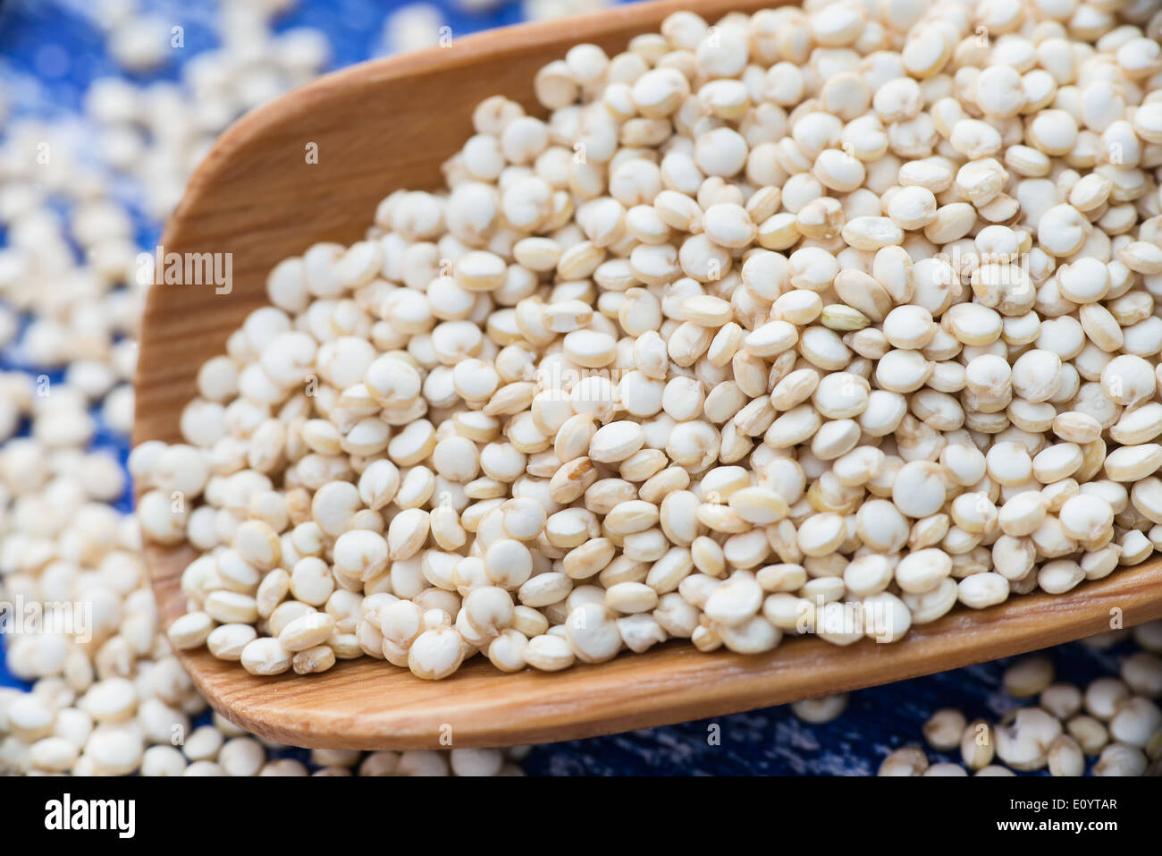 Roh weiß Quinoa in Löffel, Tiefenschärfe, Nahaufnahme Stockfotografie -  Alamy