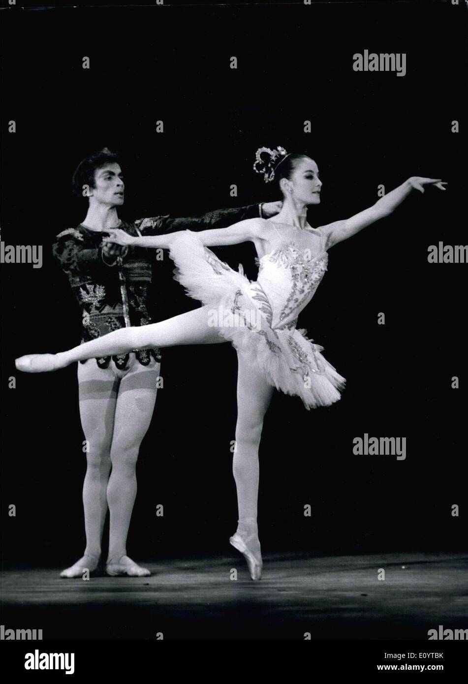 12. Mai 1971 - wird Rudolf Nureyev und Noella Pontois wiedervereinigt werden heute Abend im berühmten Tschaikowsky Ballett, '' The Sleeping Beauty,'' in dem sie die Prinzip Rollen tanzen werden. Stockfoto