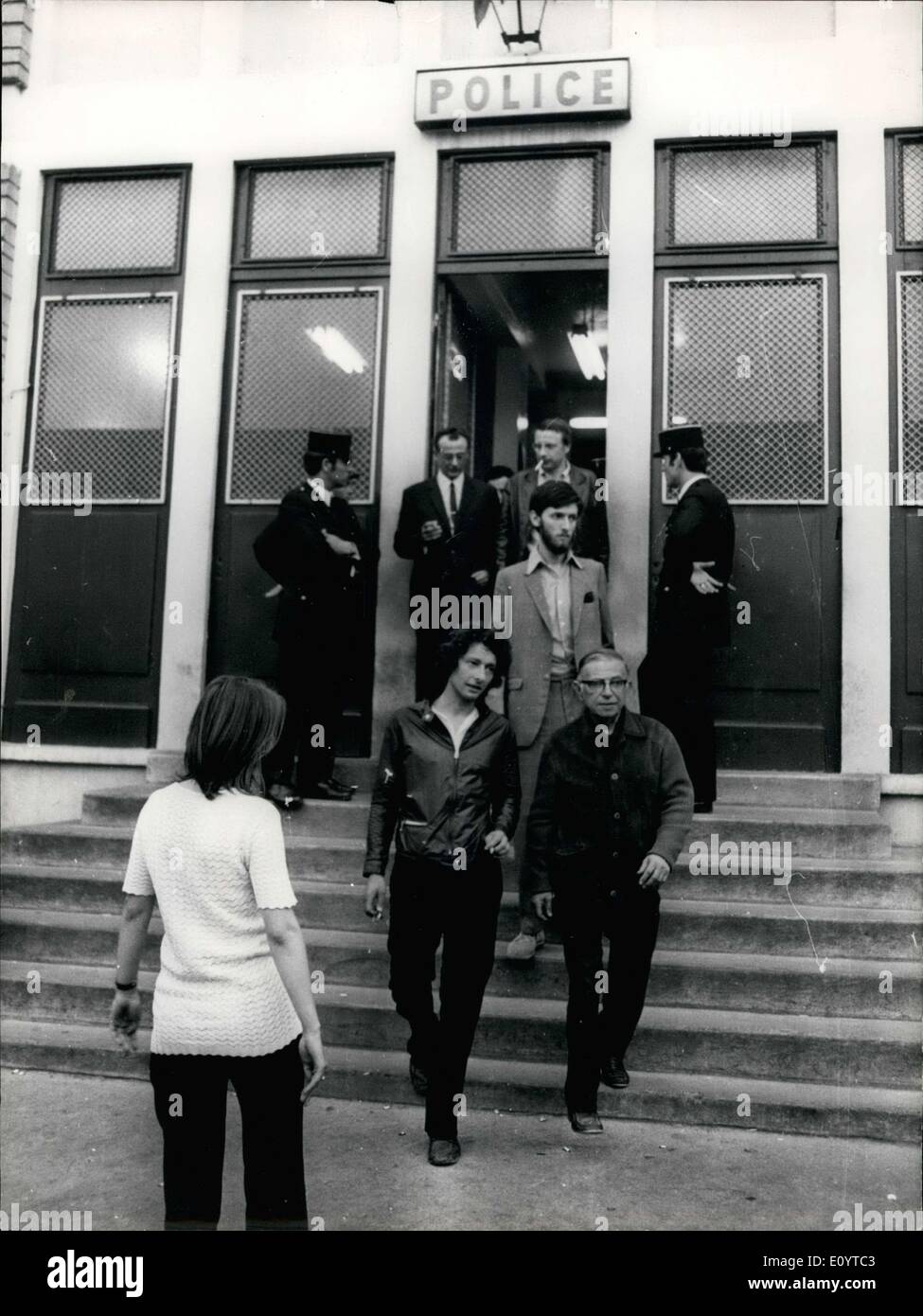 13. Mai 1971 - Jean-Paul Sartre hier sehen die Polizei-Station verlassen, nachdem er gründlich verhört wurde. Er und 400 weitere Stockfoto