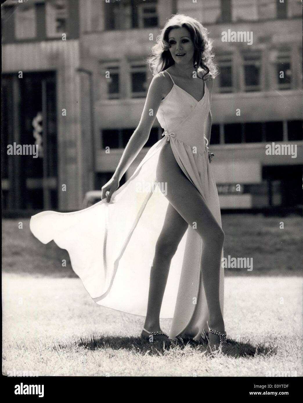 21. Mai 1971 - Jean Allen Herbst / Winter-Kollektion, Foto zeigt Modell Suzanne Eymon trägt '' funkeln '' - Abendkleid in Stockfoto