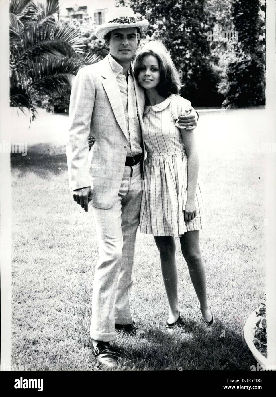 21. Mai 1971 - sind in den Gärten von La Croisette in Cannes Horst-Buchole und Muriel Catala abgebildet. Sie besuchte die Präsentation ihres Films '' Le Sauveur,'' die von Michel Mardore gerichtet war. Stockfoto