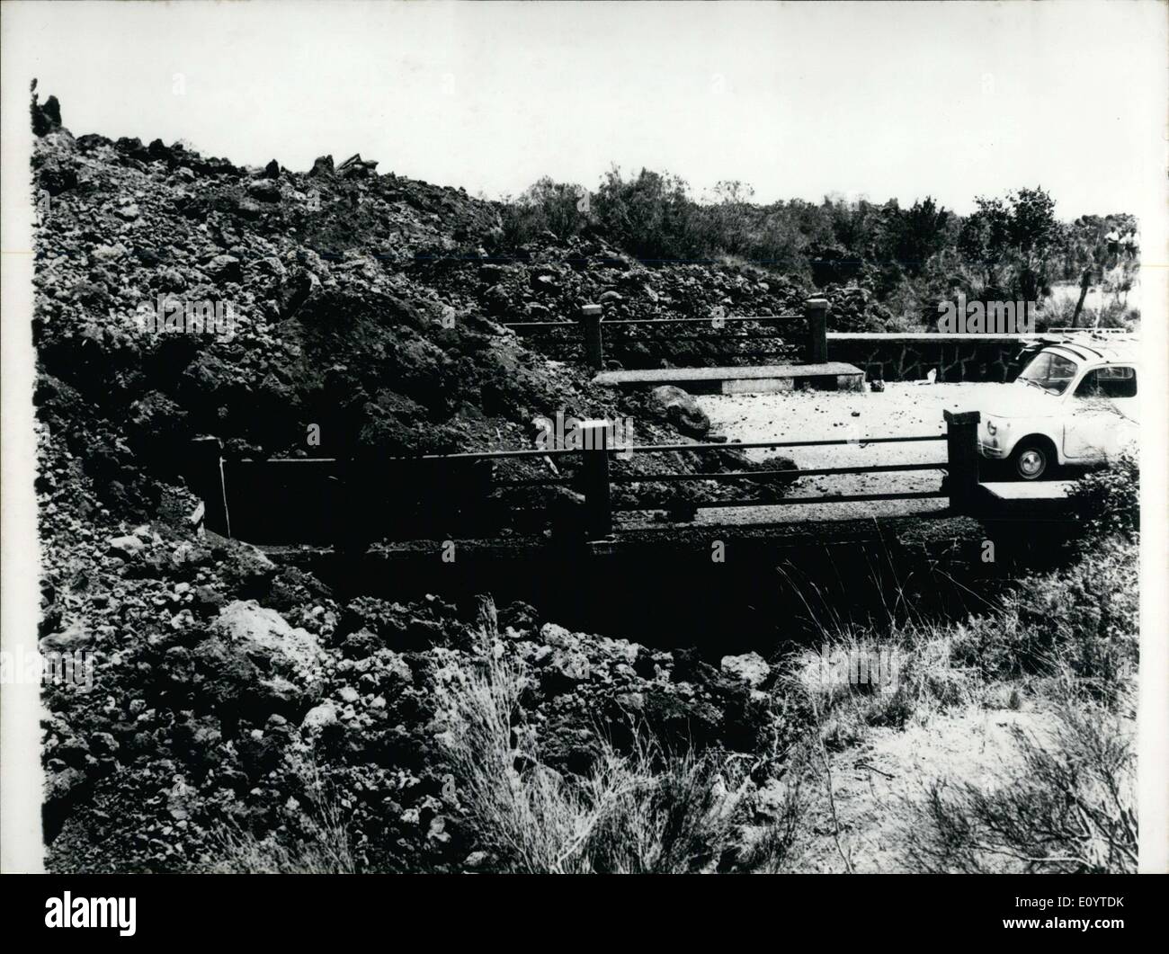 21. Mai 1971 - Straße nach Ätna Ausbruch von Lava bedeckt Stockfoto