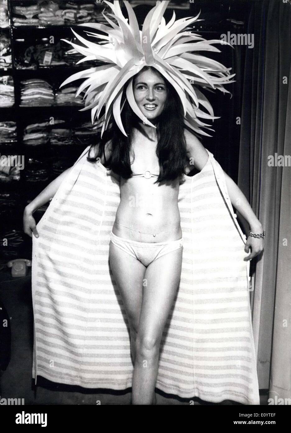 27. Mai 1971 - für eine Revue-auftritt... Doris scheint sich vorbereiten; Dies ist jedoch nicht ganz richtig. die '' Show'' - ist Mädchen Stockfoto