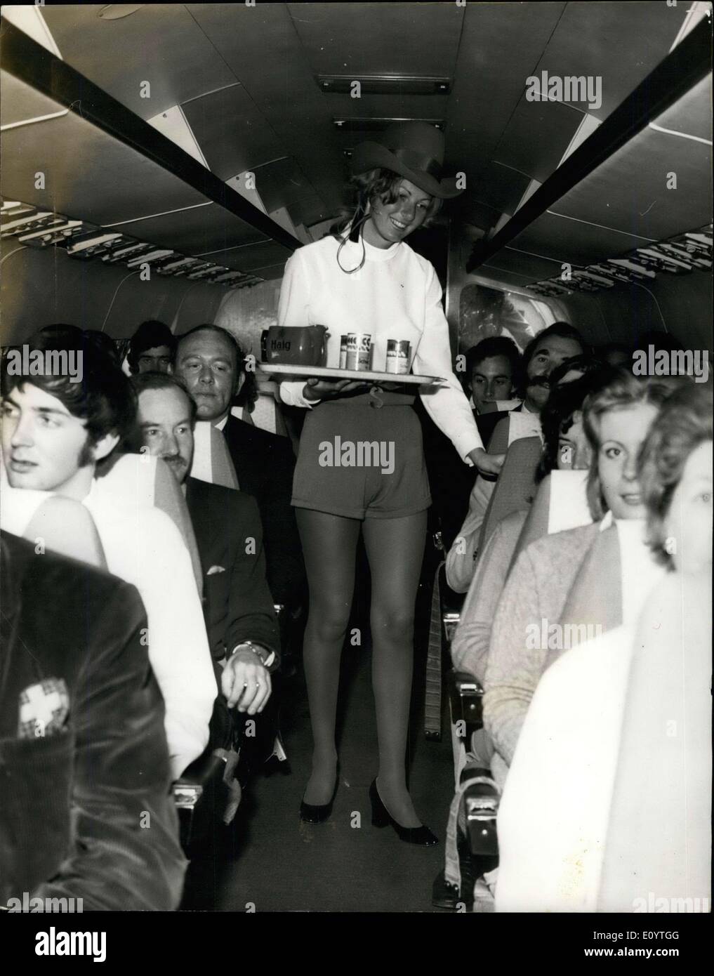 3. Juni 1971 - Hot Pants für Skyways Stewardessen: Skyways International besteht darin, die Stewardessen in Uniform "Hot Pants" kit. Es wird geglaubt, die Skyways ist die erste britische Fluggesellschaft, die Art und Weise zu verabschieden, und hat hatte die Uniform, erstellt von einer Londoner Designer. Es gab einen Presse-Preview und Fototermin heute am Ashford Flughafen in der Nähe von Hythe, Kent. Foto zeigt Stewardessen Penny Welham tragen "Hot Pants" einheitliche - gesehen mit Passagieren an Bord ein Verkehrsflugzeug Skyways am Ashford Flughafen heute. Stockfoto