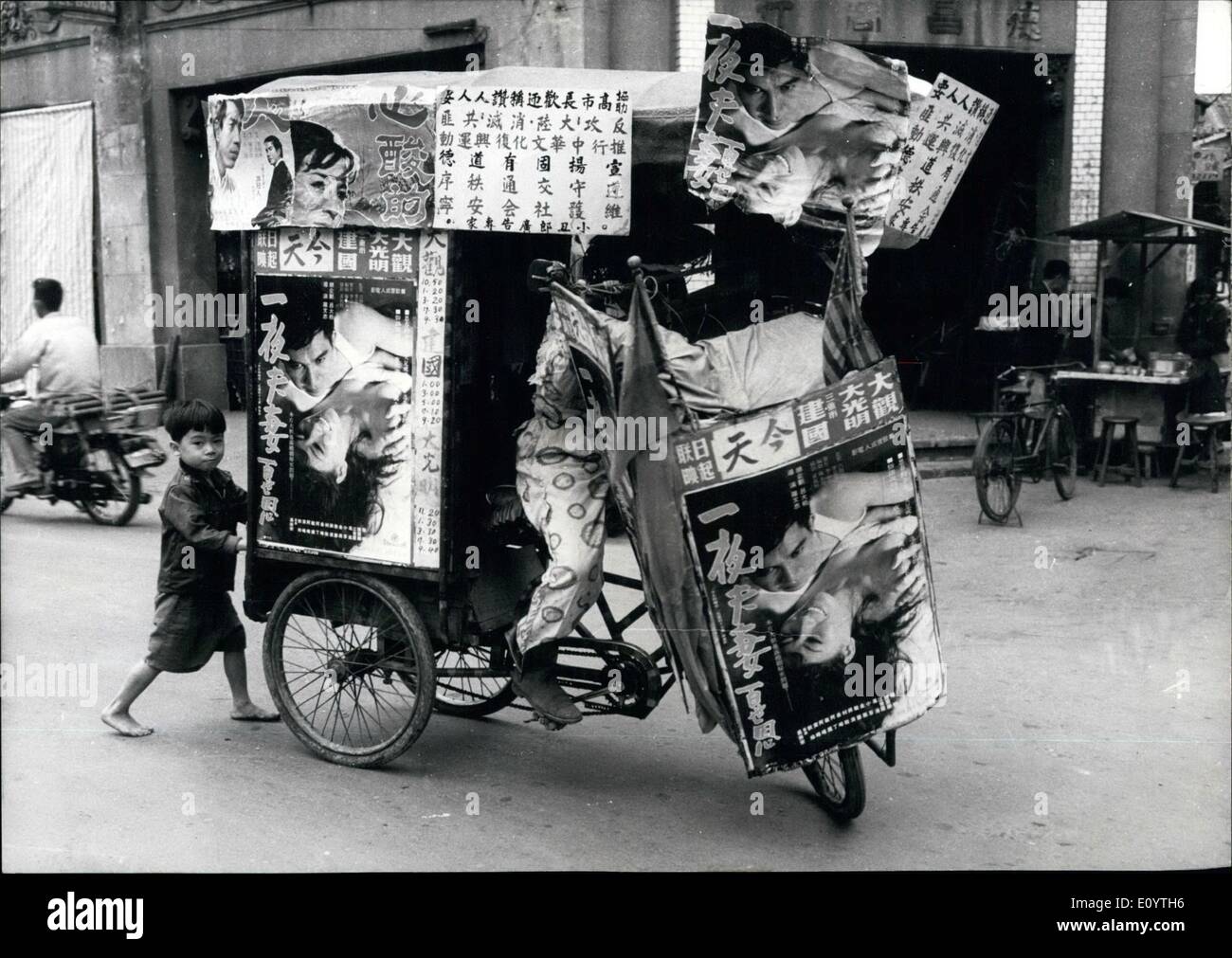 6. Juni 1971 - sind seltsam, aber nicht ohne Wirkung... die Werbemethoden in Taipeh, Formosa zumindest für diesen kleinen Jungen nach glücklich diese spezielle '' Werbung-Fahrrad ''. Es wird durch ein Clown vorangetrieben, so bunt wie das Fahrzeug aussieht. Der kleine Junge ist sicherlich mehr Interesse an das Fahrzeug und seine seltsamen Treiber als in der öffentlich von der Film, der nur in Taipeh hat. Stockfoto