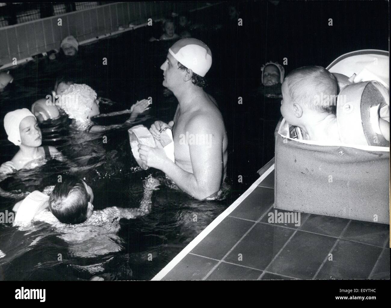 6. Juni 1971 - neue Sicherheit schwebende Ballon für Schwimmen Lehren und Rettung: '' Wenn die anderen gerade mein Fleisch zu kriechen beginnt. Wenn man nur an den Swimming-Master, die bald mit ihm ins Wasser mir dauert beginne ich bereits jetzt Einfrieren. Ich verstehe wirklich nicht, dass die anderen im Wasser so glücklich sein können. Ich bin '' (unleserlich)'' kleines und bereits schwimmen lernen - es ist eine verrückte Welt, muss ich sagen. " Der Welt berühmten Swimming Pädagoge Heinz Bauermeister von Baby-Schwimmschule München (Deutschland) ist es gelungen, bei der Entwicklung eine absolut sichere Schwimmhilfe Stockfoto