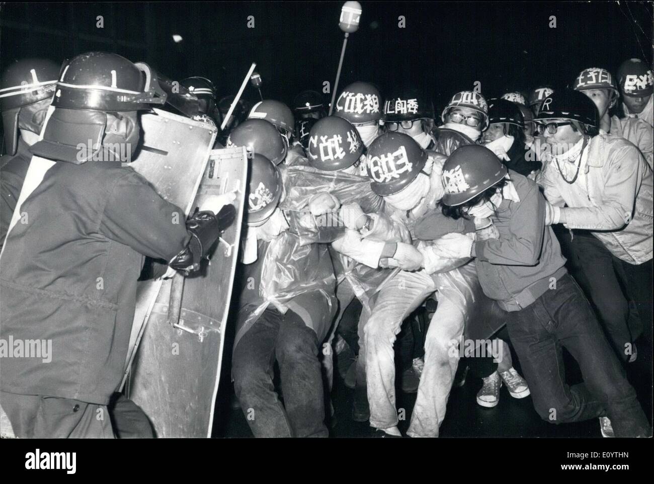 6. Juni 1971 - verwenden Studenten '' Planierraupe '' Taktik zwingen ihren Weg vorbei an Bereitschaftspolizei an Block stellen. Ein Student (rechts) bläst Blasten auf einen Pfiff, wann man nach vorne wie eine mächtige Welle Überspannungsschutz zu signalisieren. Stockfoto