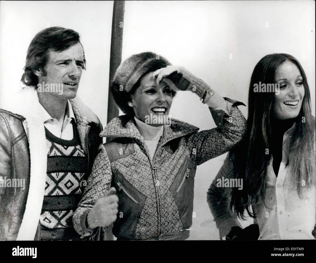 6. Juni 1971 - Jean-Claude Killy macht sein Filmdebüt in "die große Ski-Kapern '': der berühmte französische Olympic Champion Skifahrer Jean-Claude Killy macht sein Filmdebüt in '' The Great Ski Caper'', ein Warner Bros-Produktion neu in Italien gefertigt. Foto zeigt mit seinem Co-Star Jean-Claude Killy, französischer Schauspielerin Daniele Gaubert, Zentrum und Delia Boccardo, der auch im Film, während der Dreharbeiten in Cervinia Italien. Stockfoto