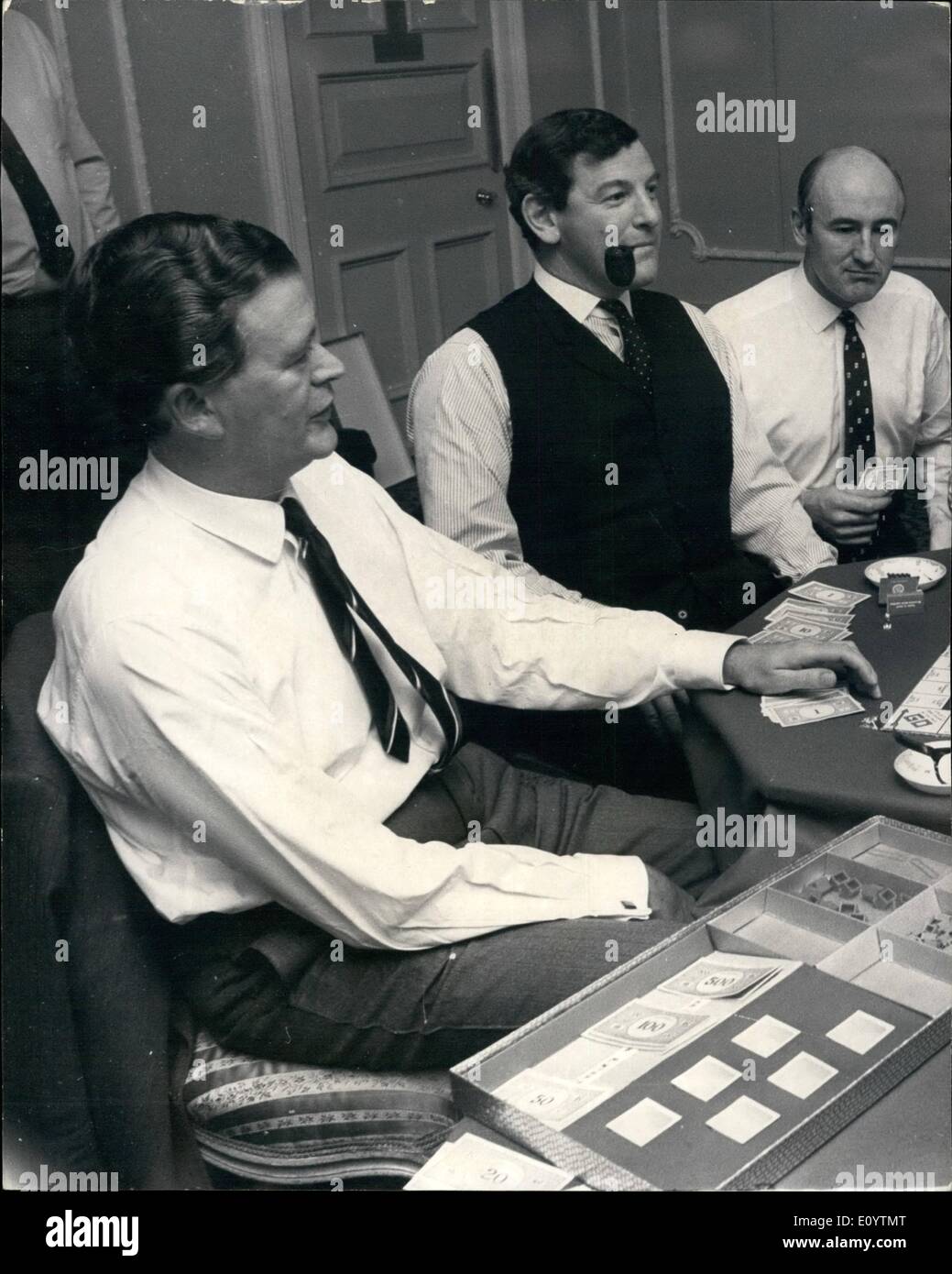 06. Juni 1971 - Millionär Tycoon plant, sein Leben für 10 Millionen zu insue; im Alter von 42 Jahren, Millionär Tycoon Mr. Jim Slater, plant, sein Leben für 10 Millionen zu versichern. Es ist Teil eines Plans, um alle Top-Führungskräfte des Slater Walker Wertpapiere, Banken und Immobilien-Imperium, gegründet vor sieben Jahren von Herrn Slater und seinem damaligen Partner zu versichern. Herr Peter Walker - jetzt der Umweltminister. Das Ziel ist, alle sechs Direktoren der Firma für insgesamt 15-Millionen zu versichern, und die Prämien würden 45,000 pro Jahr sein Stockfoto