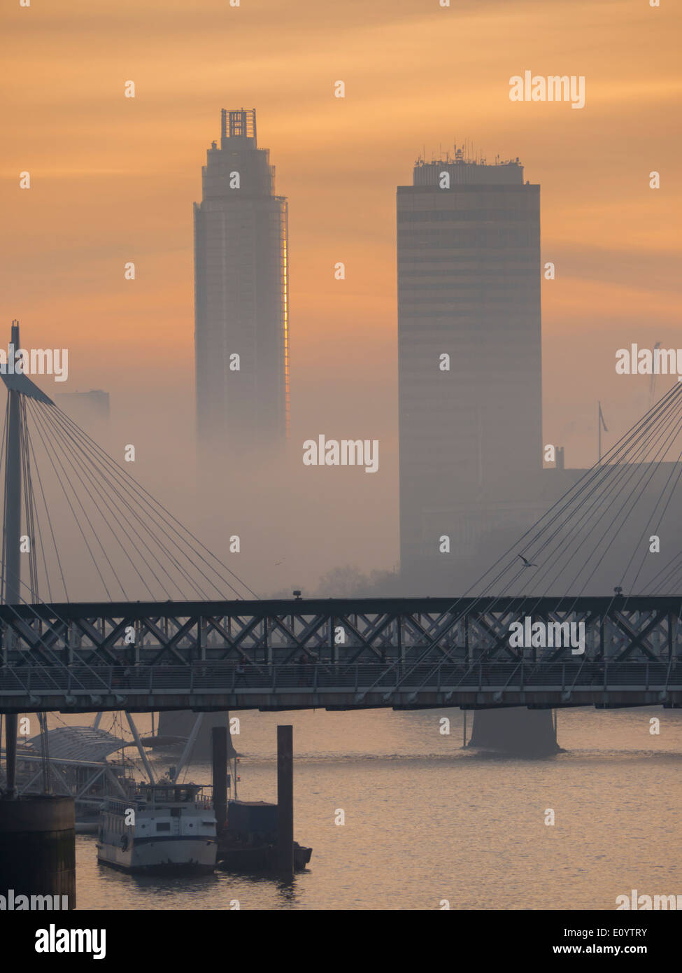 Großbritannien, England, London, Hungerford Bridge und Vauxhall Turm Sonnenuntergang Stockfoto