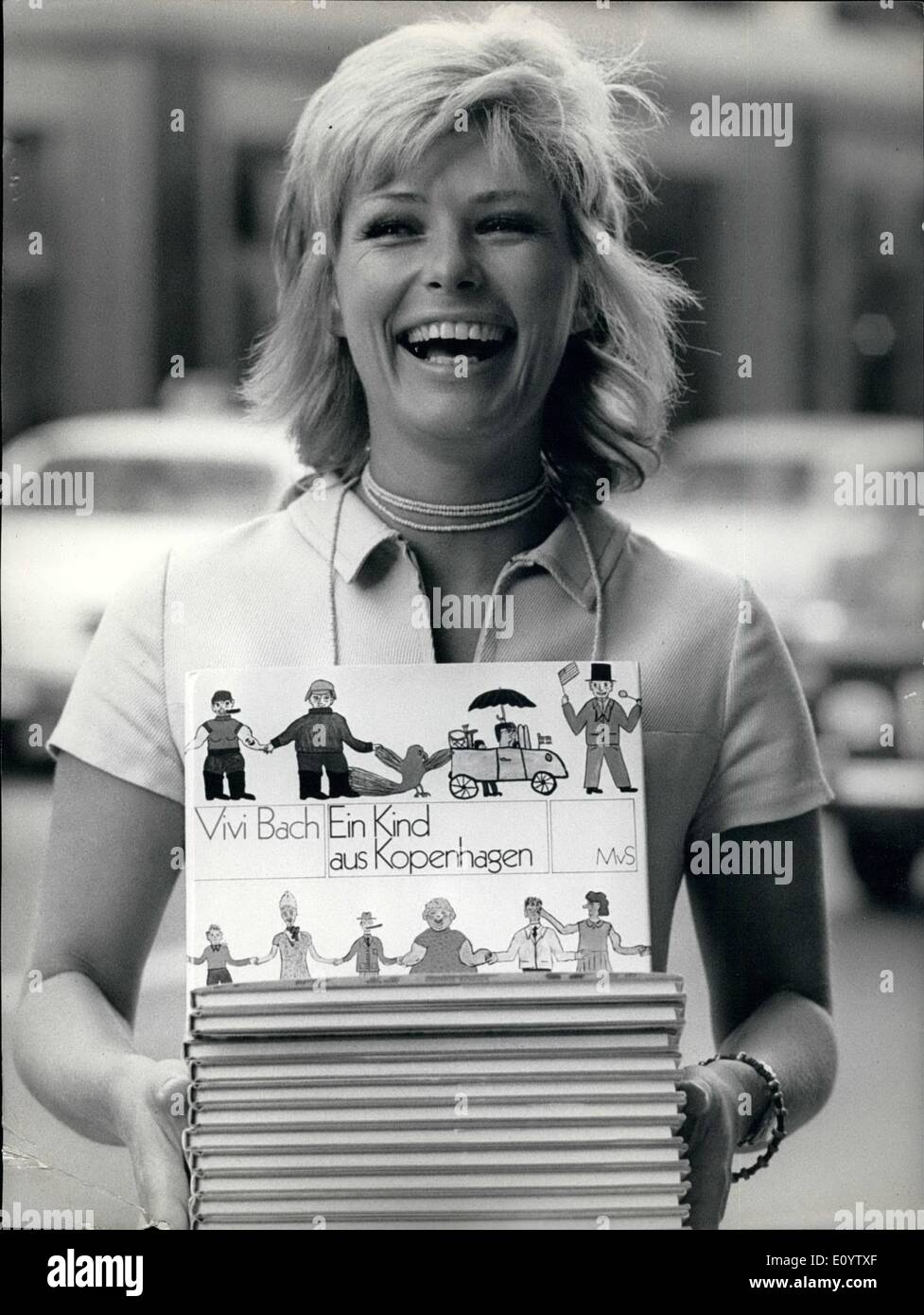 6. Juni 1971 - Vii Bach und ihrer Kindheit: die berühmten dänischen Gesangsstar und TV Presentators Vivi Bach in Kürze veröffentlicht ihr erstes Buch: ein Buch für Kinder mit Erzählungen und Skizzen erzählt von ihrer Kindheit in Kopenhagen. In Zürich unterzeichnet sie das Buch in ein großes Einkaufszentrum mit großem Erfolg. Stockfoto