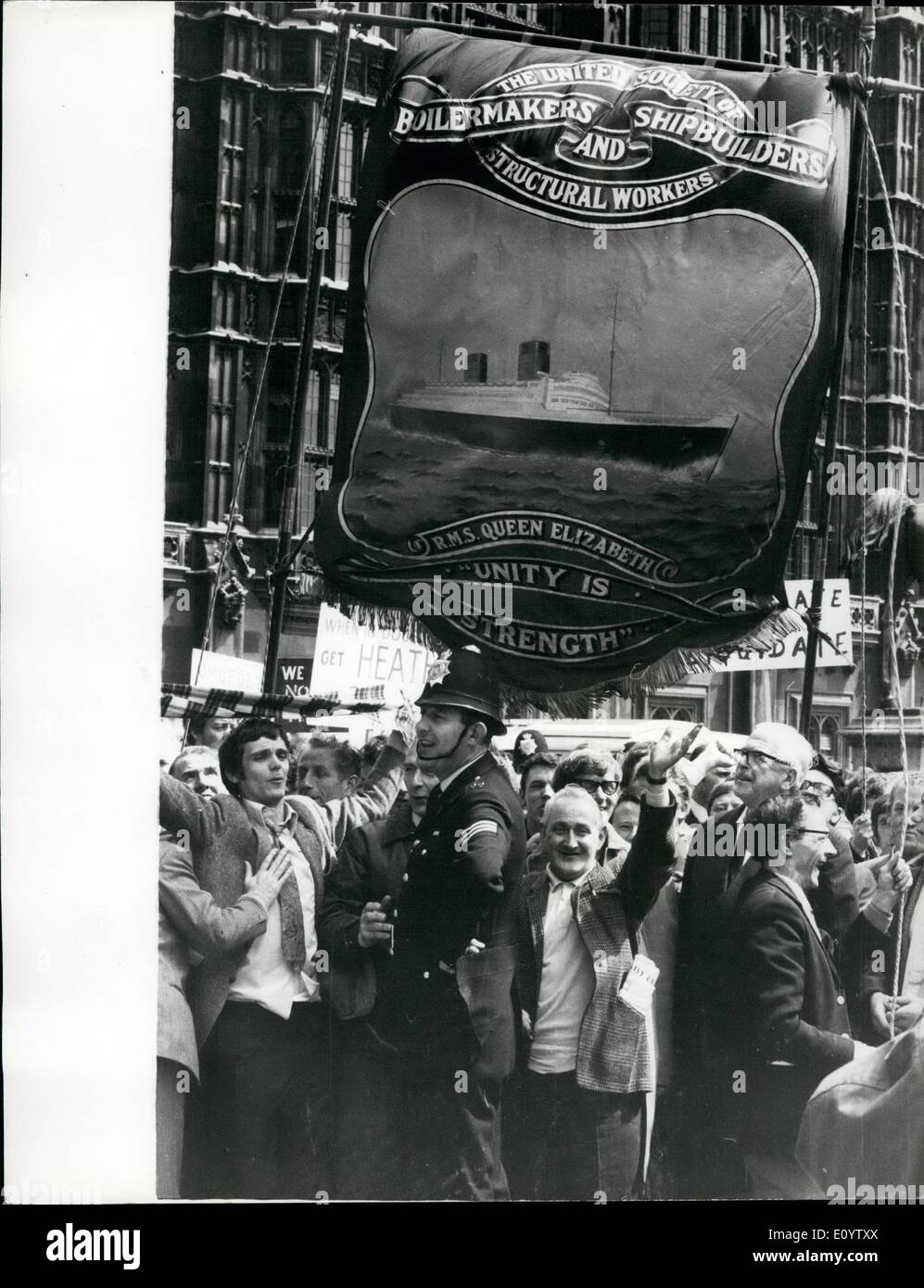 6. Juni 1971 - Clydeside Werft Arbeiter Lobby MP.: Banner-winken Clydeside Werftarbeiter, die nach London mit angereist waren Stockfoto