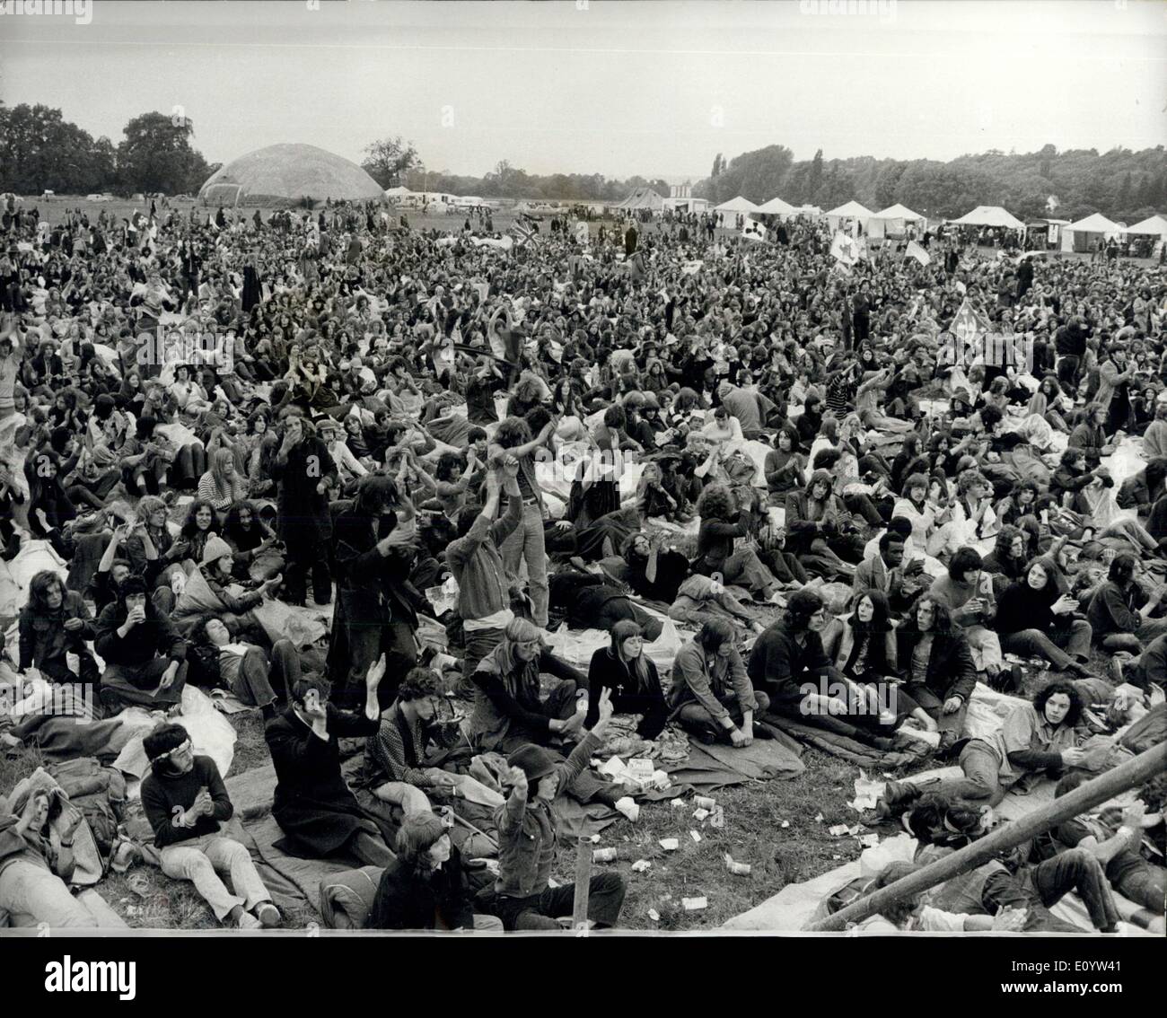27. Juni 1971 - '' Hippie'' Polizei Seize 100 Pop Fans bei einem Pop-Festival In Reading: Detektive im Hippie-Gang durchsucht Hunderte von Jugendlichen für Drogen beim Lesen Pop Festival gestern. Mehr als 100 Fans wurden verhaftet. Es wurde geschätzt, dass einige 20.000 Fans trotz des starken Regens lagerten. Fotoshows Teil der großen Masse von Fans besuchte gestern die Lesung Pop Festival. Stockfoto