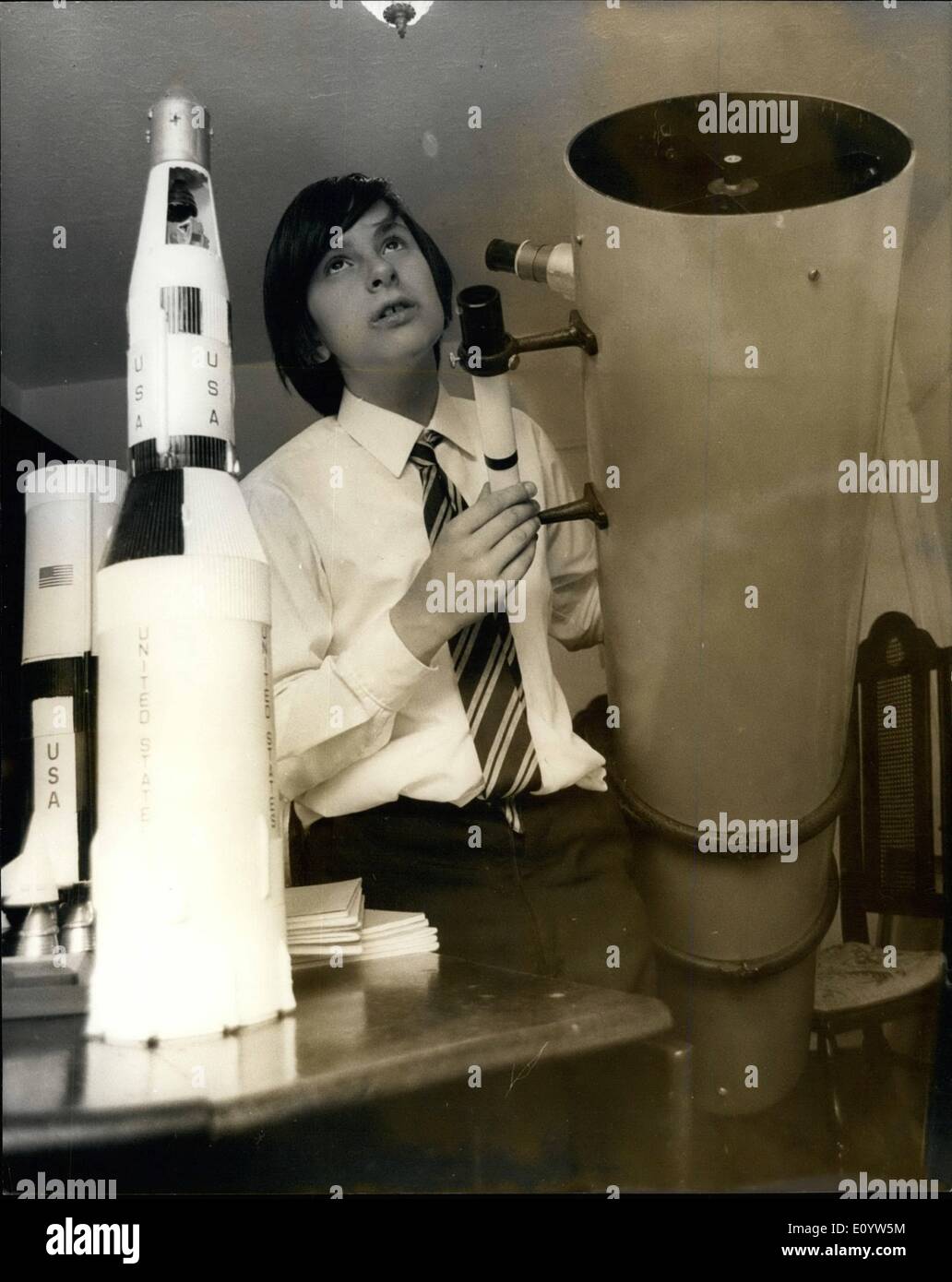 07. Jul 1971 - der 13-jährige Simon wird im Cafe Kennedy zu Apollo 15 Blast off mit den britischen Weltraumexperten zusammenkommen; der 13-jährige Simon Cooper in Worthing, Sussex, ist das jüngste Mitglied der British Astronomical Association. Es wird ein stolzer Tag für ihn sein, wenn er mehr als 100 führende britische Weltraumexperten auf einem speziellen Charterflug nach Cape Kennedy zusammenbringt, um die Apollo 15-Crew am 26. Juli abzufliegen. Er hat seine Mutter, Witwe, Mrs. Marjorie Cooper, mit ihm auf der Florida Reise zu gehen, die ihr 250 kostet Stockfoto