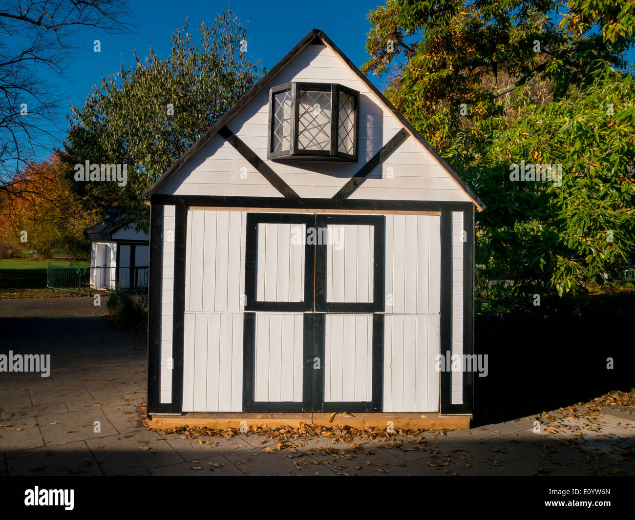 Europa, Großbritannien, England, London, Kew Gardens schwarz-weiß-Hütte Stockfoto