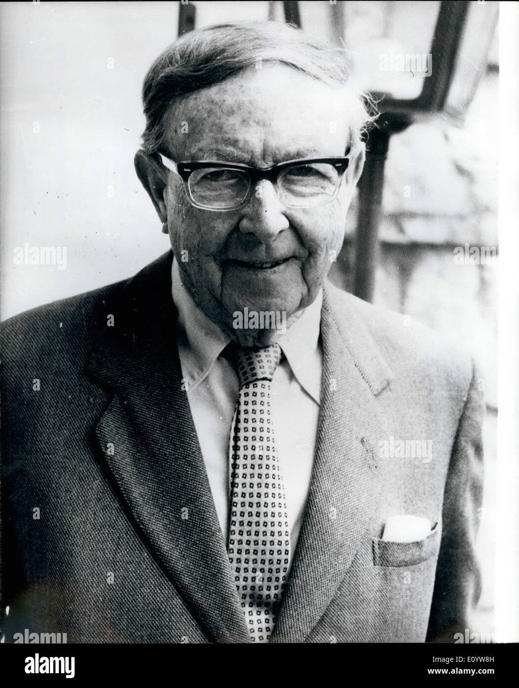 7. Juli 1971 - A.J. Cronin der 75. Geburtstag morgen.: a.j. Cronin weltbekannten britischen Schriftstellers jetzt Leben in Baugy-Sur-Clarens in der Schweiz seinen 75. Geburtstag feiert morgen (19. Juli) Cronin, studiert und Praticsed Medizin bis 1936, als er dies aufgegeben widmete sich dem schreiben. Eines dieser bekanntesten Romane geschrieben während der dreißiger Jahre war die Zitadelle. Foto zeigt a.j. Cronin, die 75 Jahre alte Morgen in seinem Haus in der Schweiz gesehen. Stockfoto