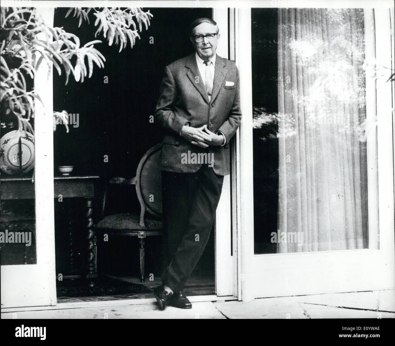 7. Juli 1971 - A.J. Cronin 75. Geburtstag morgen. A.j. Cronin weltbekannten britischen Schriftstellers bei Baugy-Sur-Clarens, Leben jetzt in der Schweiz feiert seinen 75. Geburtstag morgen (19. Juli) Cronin, studierte und praktizierte Medizin bis 1930, als er dies aufgegeben und in den dreißiger Jahren wurde die Zitadelle. Das Foto zeigt a.j. Cronin gesehen im Garten seines Hauses in der Schweiz. Stockfoto