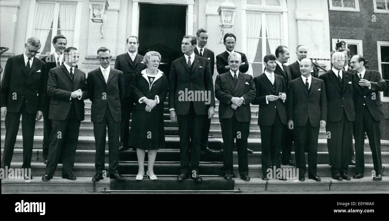 7. Juli 1971 - heute Morgen Königin Juliana Seared in den Mitgliedern der neuen Regierung im Palazzo '' seine zehn Boasch'' in den Haag '' Foto zeigt vorne V.L.N.R.: Dr. B.J. Udink, Herr C. Van Veen (Bildung), Herr R.J. Nelissen (Finanzen), Königin Juliana, m Mr.B.W. Biesheuve (Premierminister), Herr W.J. Geertsema (innen), Prof.Mr. A.a. Van Ahgt (Gerechtigkeit), DRS. W.K.N. Schmelzer (Auswärtige Angelegenheiten), H.J.De Koster (Verteidigung) Dr. W. Drees Jr (öffentliche Arbeiten). V.l.n.r.: Dr. S. Boertien, Ir. p.j. Lardineis (Landwirtschaft), zurück. Prof. Herr Drs. Langman (Commerece und Industrien) DRS. J. Boerma, p.j. Engels. Dr Stockfoto