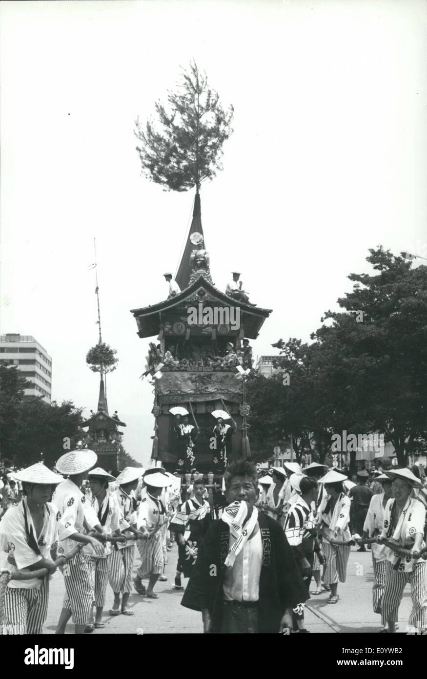 7. Juli 1971 - 10. Jahrhundert Kyoto Festival. Die berühmten Giion Matsuir, eines der herausragenden Sommerfestivals von Kyoto, die alte Hauptstadt von Japan, stammt aus dem 10. Jahrhundert zu Ehren des Yasakea Schreins, Gruppen von Männern Rädern Putzer gründlich die Straßen der Stadt, mit Orchestern eine Fan-Tänzer. Die Schreine etwa 10 Tonnen Gewicht, und einige sind 24 Meter hoch. Auch in der bunten Festival Prozession sind junge Mädchen in schönen Kimonos Festival Prozess sind junge Mädchen in schönen Kimonos und Kopfbedeckungen, die Strickjacke auf der Schulter von einem besuchen unter großen Sonnenschirmen sind Stockfoto
