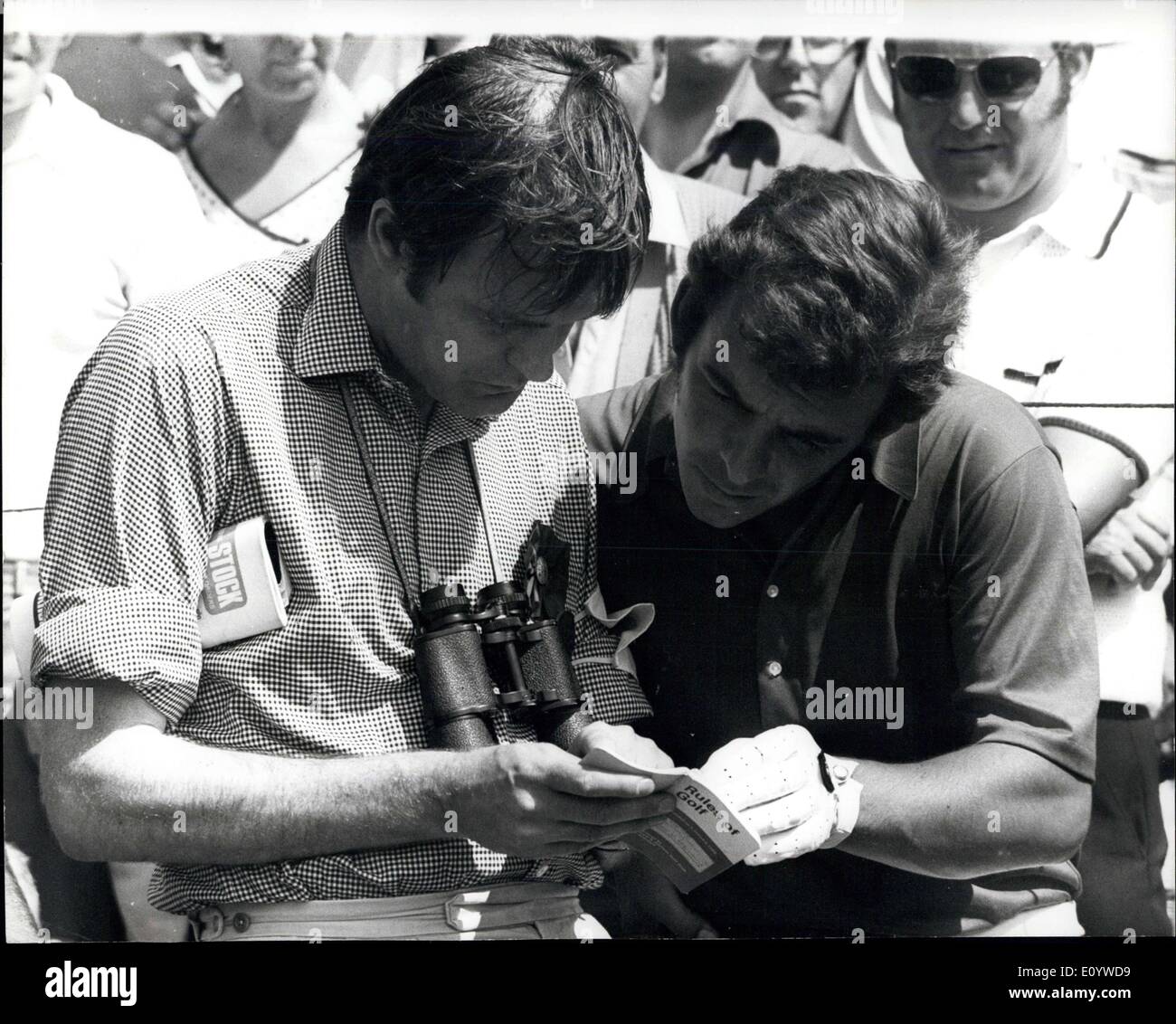 9. Juli 1971 - Großbritanniens Tony Jacklin an einer Stelle Ärger die open Golf Championship in Royal Birkdale: Großbritanniens Tony Jacklin teilt die Führung mit Lee Trevino (USA) in der öffnen-Golf-Meisterschaft fand sich an einer Stelle Ärger gestern. Er schlug eine herrliche Fahrt hinunter die 8. Fairway aber seinen Ball in der Masse gegen eine binokulare Gehäuse untergebracht. Er war einen freien Fall gegeben und gut um das Loch par geputtet. Foto zeigt Tony Jacklin und Schiedsrichter bei Jacklins Kugel gegen ein Fernglas Fall in der Menge zur Ruhe kam die Regel wieder am 8. konsultieren. Stockfoto