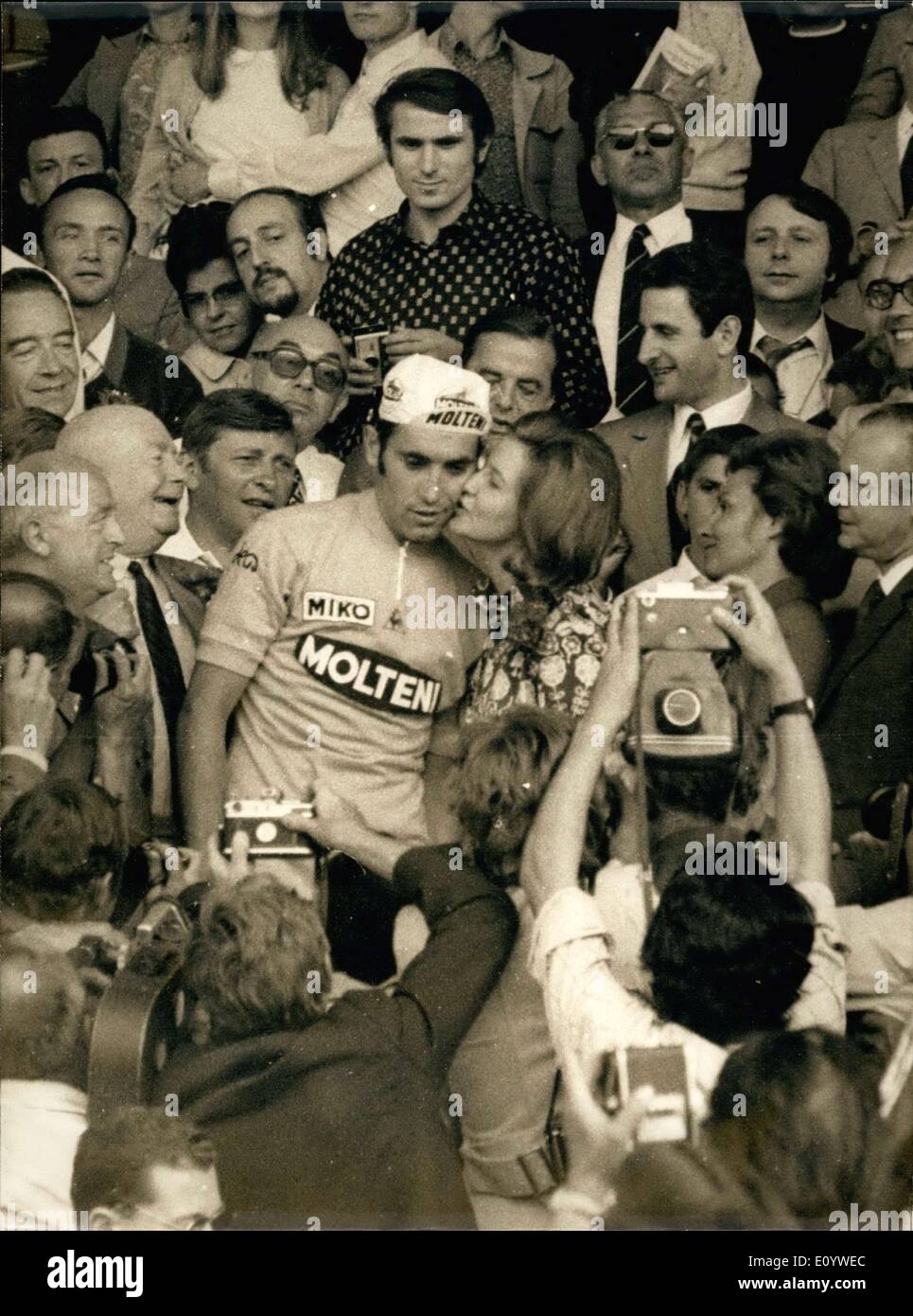 19. Juli 1971 - wird von seiner Frau bei der Ankunft in der kommunalen Velodrom von Vincennes Radrennfahrer Eddy Merckx, dreimaliger Gewinner der Tour de France, begrüßt. Stockfoto