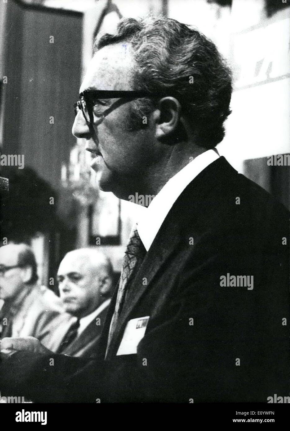 27. Juli 1971 - International Psychoanalytiker-Kongress begann in Wien (Österreich) unter dem Motto '' Aggression ''; die 27 Kongress der internationalen Gesellschaft für Psychoanalyse in Wien eröffnet. 2.400 Psychoanalyse aus vielen Ländern aus der ganzen Welt trat das Treffen organisiert von der Firma Vienna-Psychoanalytiker und die Sigmund-Freud-Gesellschaft. Hunderte von ihnen kommen aus den USA. Der prominenteste Teilnehmer ist Anna Freud, Tochter des Initiators der Psychoanalyse, Sigmund Freud. Foto zeigt Leo Rangell aus Los Angeles während seines während seiner Eröffnungsrede. Stockfoto