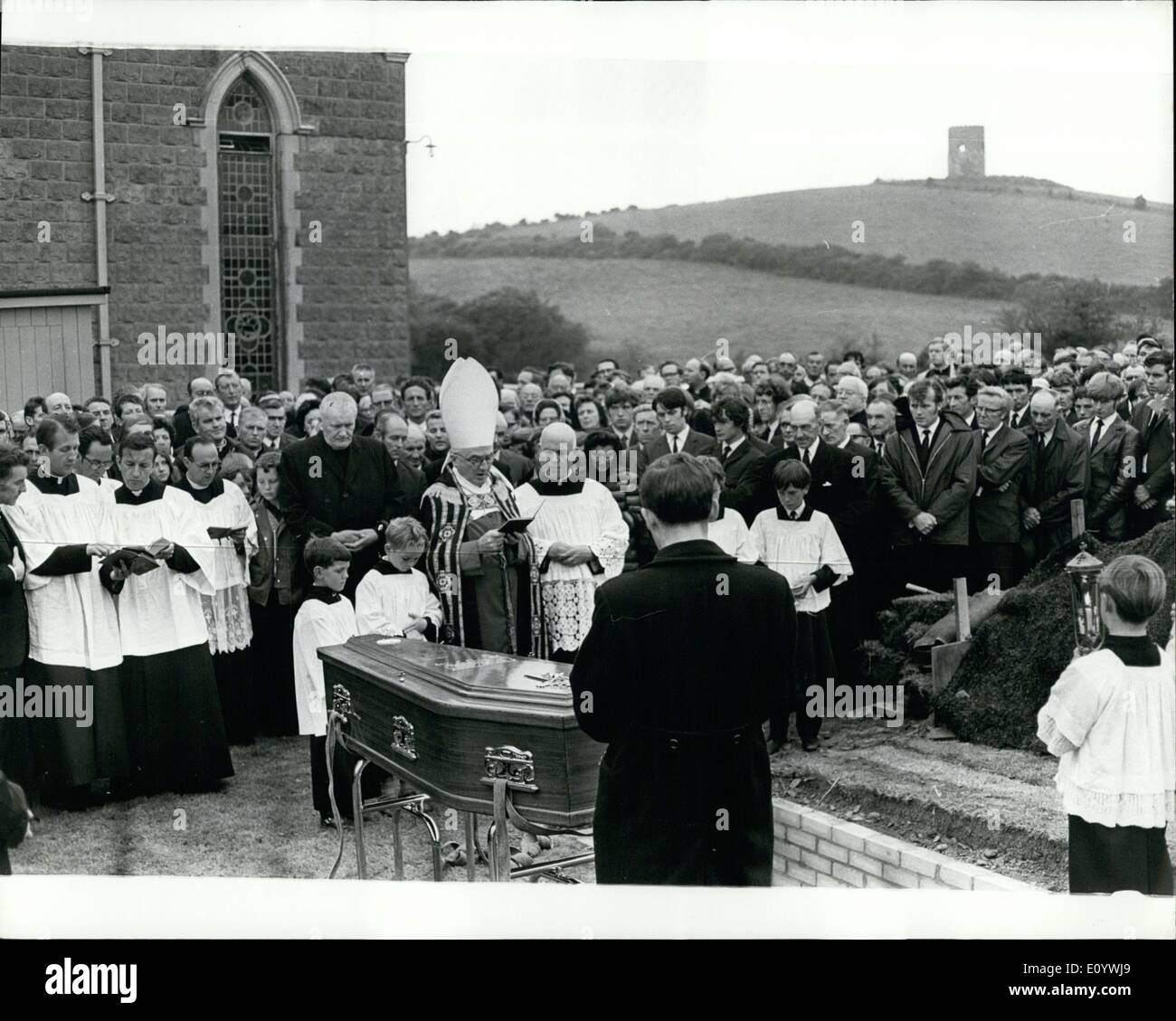 8. August 1971 - Beerdigung des Schusses Priester in Belfast: die Beerdigung des Vaters Hugh Mullan, nach unten in den Straßen von Belfast erschossen wurde, während er die letzte Ölung zu einem sterbenden Mann während der Unruhen Verwaltung wurde wurde in Portaferry, einem Dorf 25 Meilen von Belfast, wo der Priester geboren am vergangenen Donnerstag 12. August wurde beigesetzt. Foto zeigt eine Gesamtansicht während der Beerdigung des Vaters Hugh Mullan an Portaferry, am vergangenen Donnerstag. Stockfoto