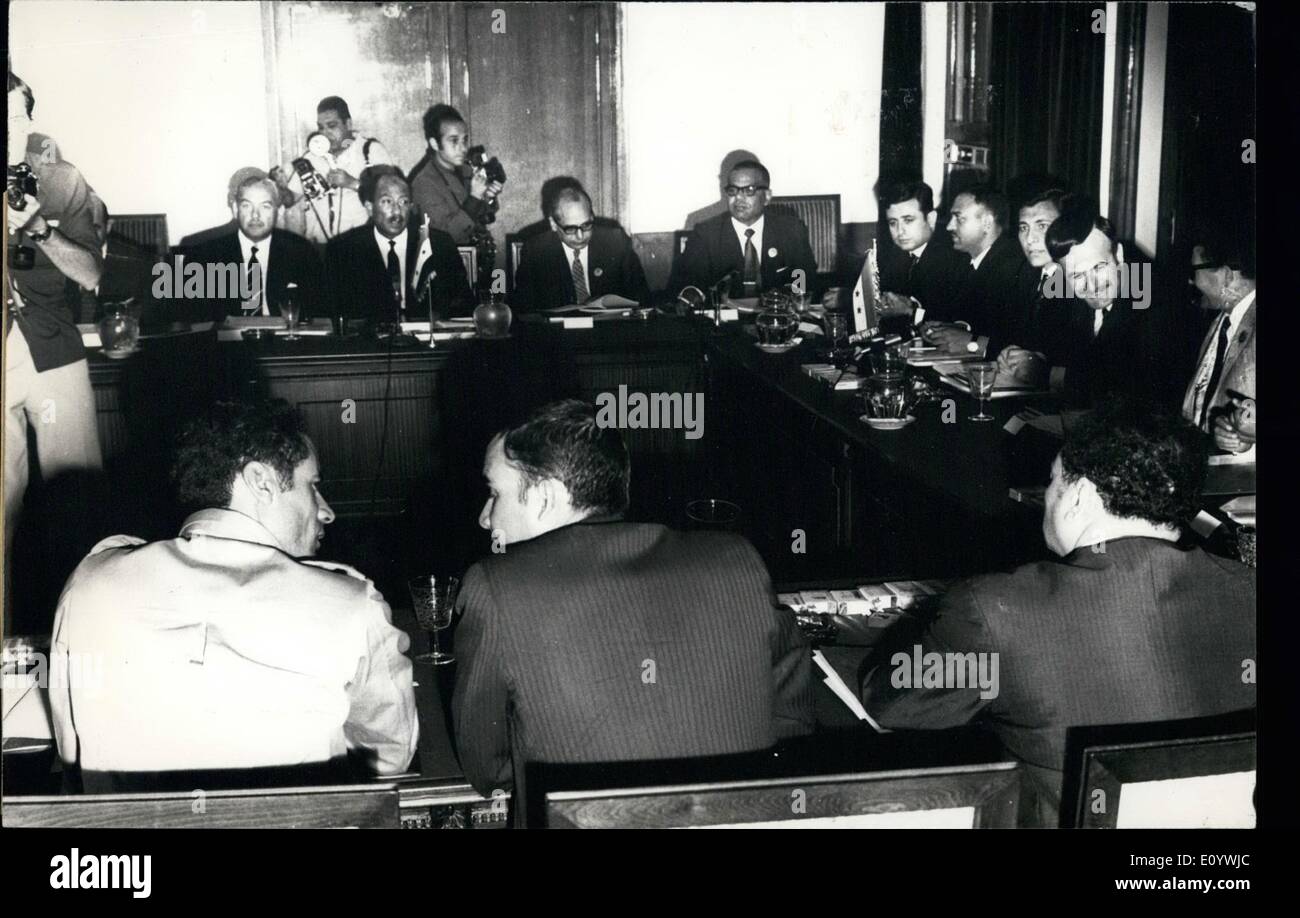 8. August 1971 - Signatur von the Entwurf Verfassung der The Föderation von der arabischen Republiken.: Damaskus, Aug. 18 (Mena) sofort nach Ankunft des Präsidenten Sadat früheren heute, fand ein Treffen statt zwischen den drei arabischen Führern der Vereinigung der arabischen Republiken Mitglied Staaten. Geddafy (Libyen) und Hafez El-Assad (Syrien) fand die Sitzung bestehend aus Sadat (Uar) im Omayyed Palace, wo der ägyptische und Libyal untergebracht während ihres Aufenthalts an den Sitzungen der Konferenz der Vereinigung der arabischen Republiken werden, Palast. Damaskus, Aug Stockfoto