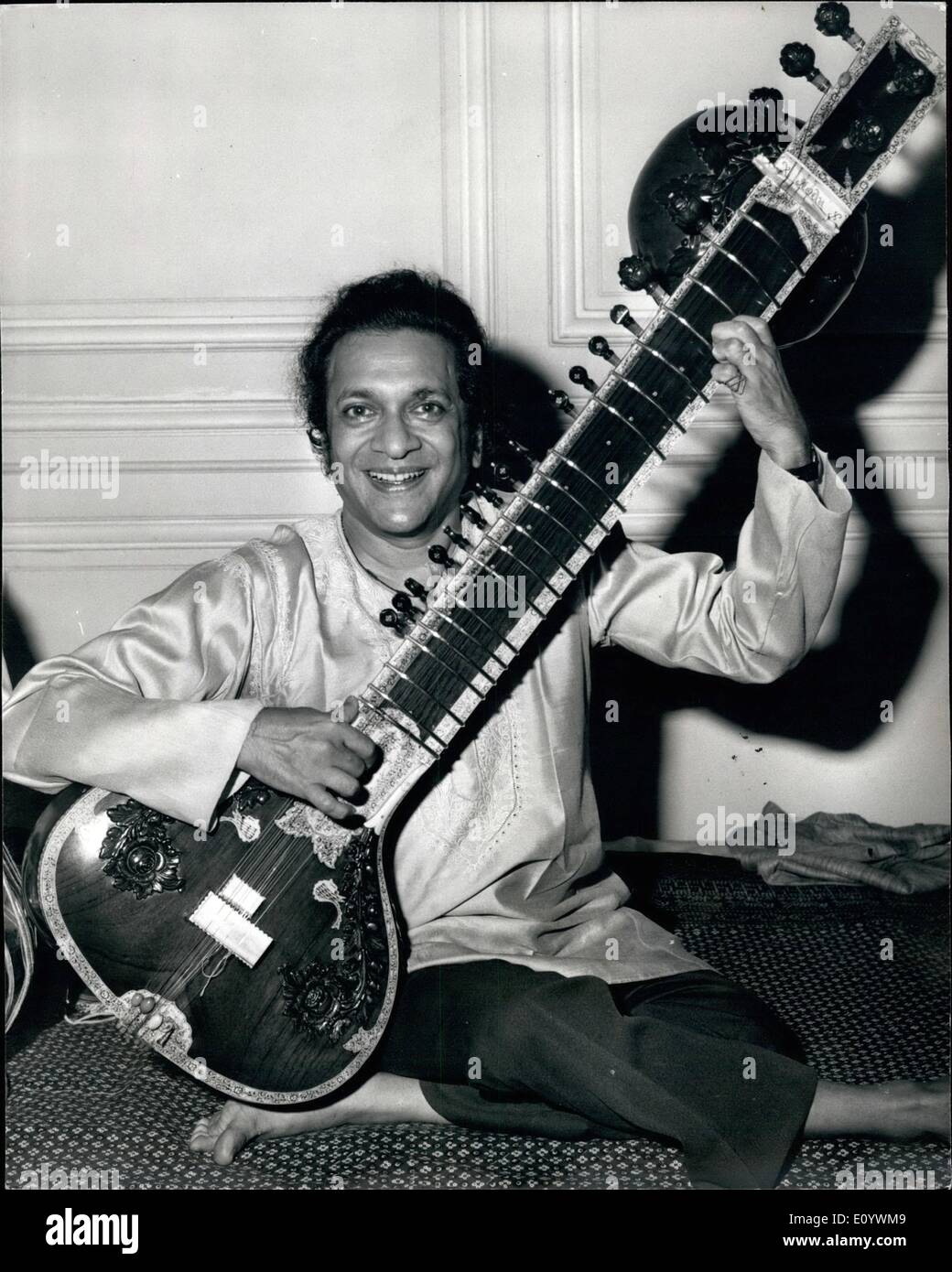 8. August 1971 - Ravi Shankar kommt In London: Ravi Shankar ist angekommen London nach zwei Konzerte im Madison square Garden am 1. August, George Harrison und Ringo Starr zugunsten der Bangla Desh Fonds. Sonntag, den 22. August wird er ein Konzert in der Albert Hall n Te. Bild zeigt: Ravi Shankar abgebildet auf einer Pressekonferenz am Hyde p [Arche Hotel London, heute. Stockfoto
