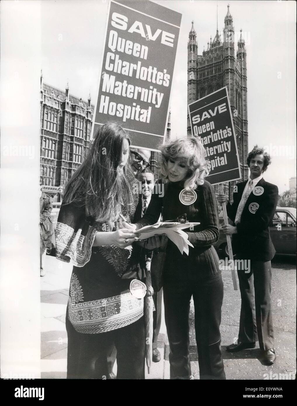 8. August 1971 - retten Königin Charlotte Entbindungsklinik Petition an das House Of Commons.: Susan Hampshire, die Schauspielerin, indem ihr Appell an Westminster gestern um eine Petition mit 70.000 Unterschriften, um Königin Charlotte Mutterschaft Krankenhaus Hammersmith, zu speichern, die die Regierung plant, in einer Bewegung, die Zahl der Mutterschaft Betten in West London, Herr Richard, Arbeit M.P. für Barons Court in der Nähe , später präsentiert die Petition in die Commons. Stockfoto