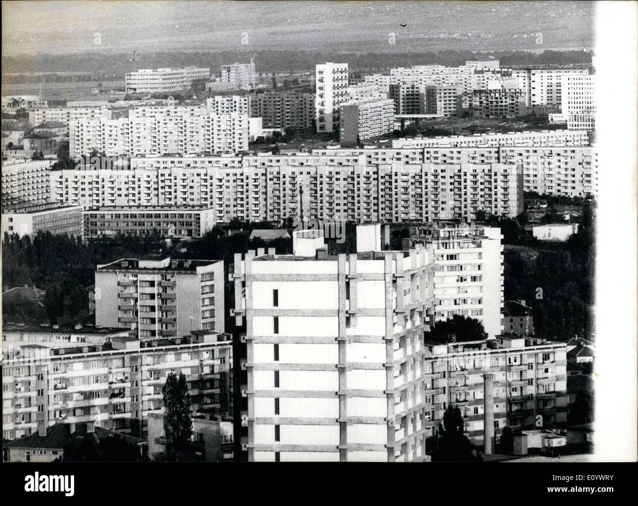 8. August 1971 - erhöhen der Wohnbau in Sofia: während vor dem zweiten Weltkrieg die bulgarische Hauptstadt Sofia 350.000 Einwohner hatte, jetzt sind sie mehr als 1 Million. Diese Tatsache auferlegt beschleunigte Wohnungsbau in allen Vierteln von Sofia. Im östlichen Teil der Stadt wurde ein ganze Gürtel der modernen Wohnsiedlungen gebaut - '' Iskar'', '' Mladost'', '' Iztok'', '' Durvenitza'' und andere. 40.070 Wohnungen mit 89.848 Zimmern entstanden im Zeitraum 1971-75 65.000 Wohnungen mit 162.000 Zimmern in Sofia während im Zeitraum 1965-70 gebaut wird Stockfoto