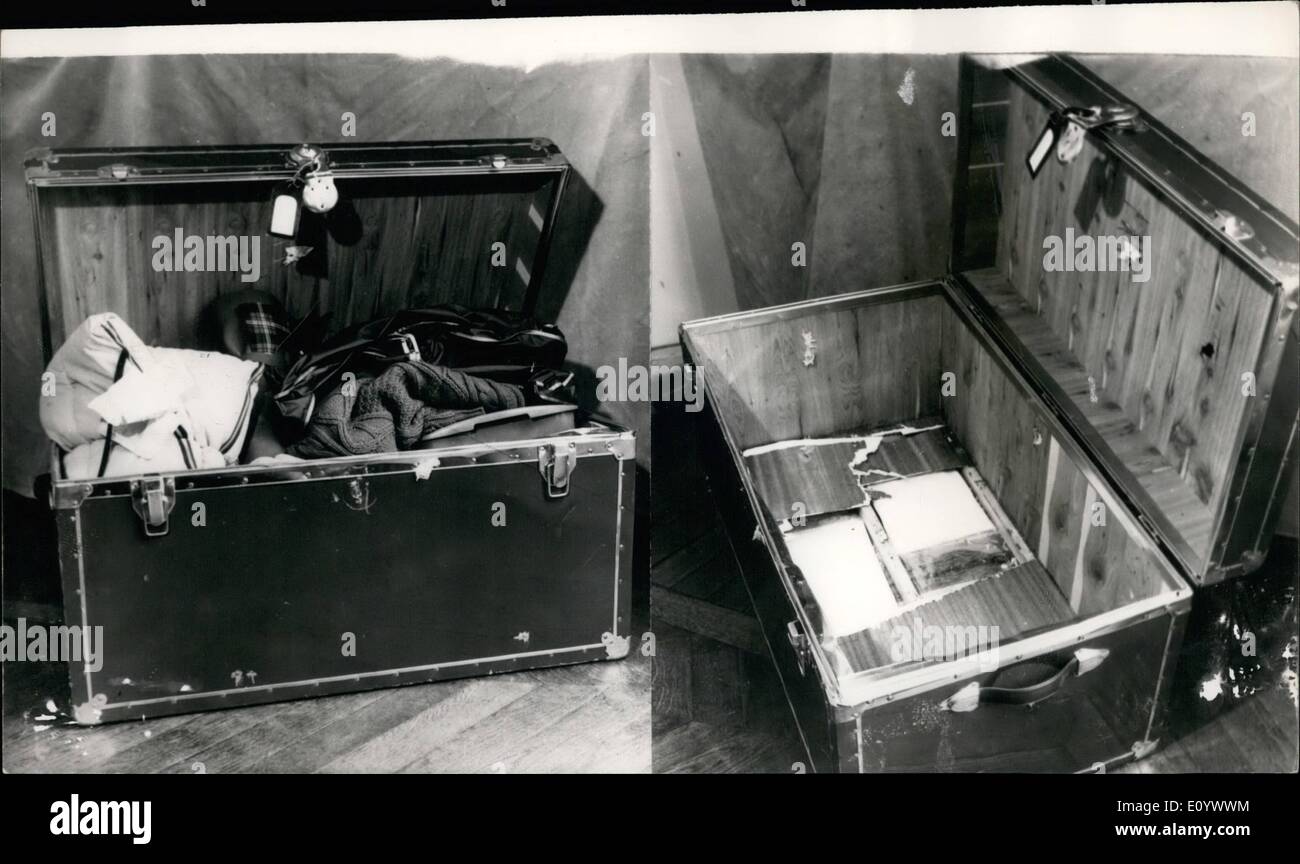 8. August 1971 - verhaften französische Polizei drei Kanadier auf Medikament kostenlos ausgeführt. Die Polizei einen herrlichen Coup gemacht, wenn sie einen militärische Stamm adressiert an der Gare du Nord in Paris verfolgt, und wenn sie es geöffnet wurde wurde, aktuellste eine Deckschicht von Kleidung und darunter in einem separaten Bedienfeld Beuteln von Heroin mit einem Gewicht von 500 Gramm und 18 Kilo reines Heroin insgesamt Wert von 90 Millionen Frankreich gefunden. Das Medikament wurde außerhalb Frankreichs verkauft worden Stockfoto